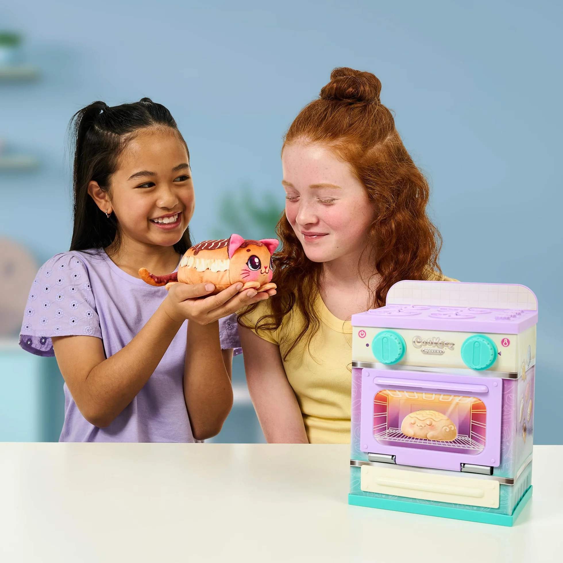 Cookeez Makery Lil' Bakez piekarnik, wymieszaj ciasto i zrób pachnącego zwierzaka niespodziankę w postaci cudownie pachnącej pluszowej zabawki (nieelektronicznej), piecz i zbieraj – style mogą się