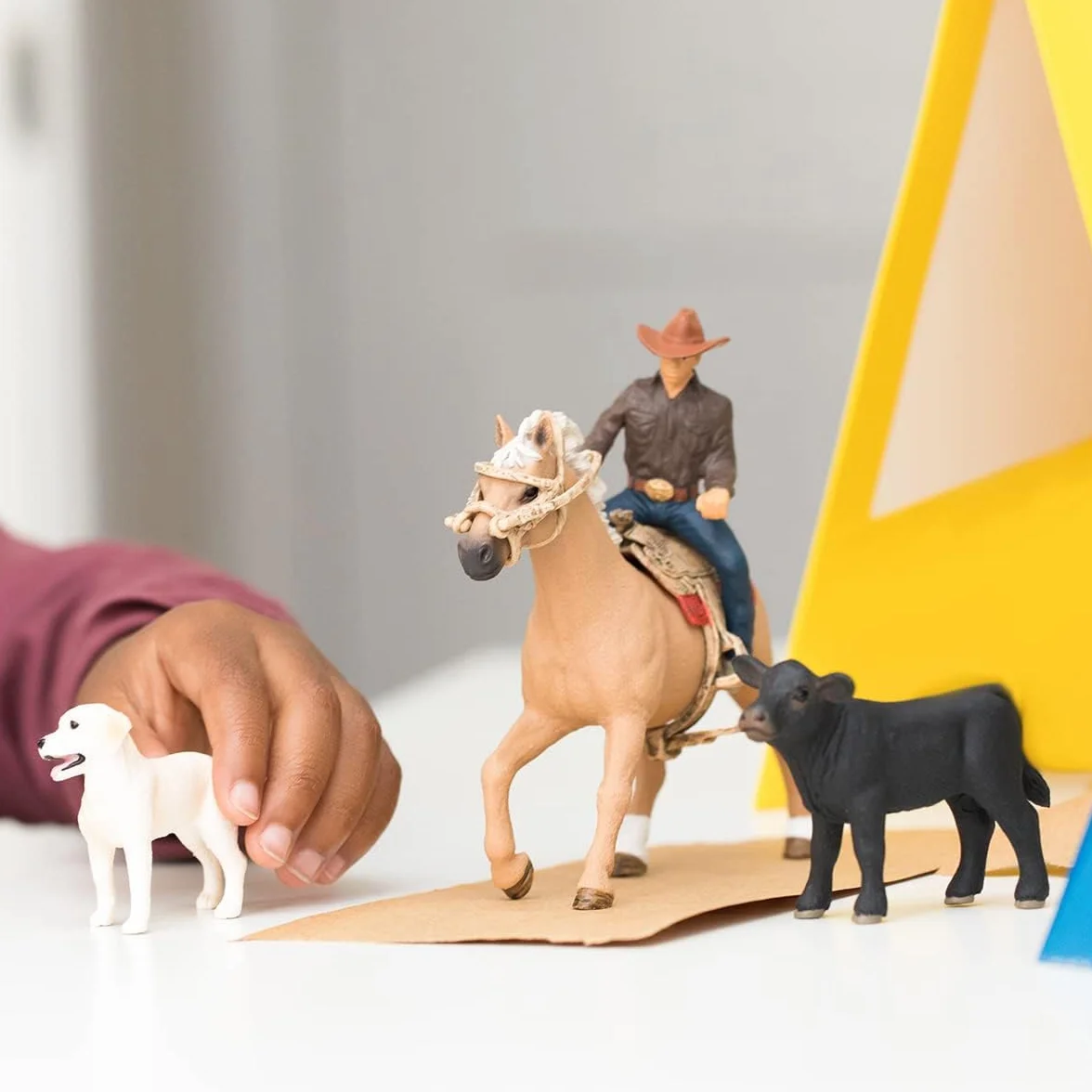 Schleich FARM WORLD | Jazda westernowa 42578 | zestaw farma z kowbojem, koniem, cielęciem i psem z uzdą i siodłem | akcesoria rodeo western | zabawka farma od 3 lat | zestaw 6 elementów