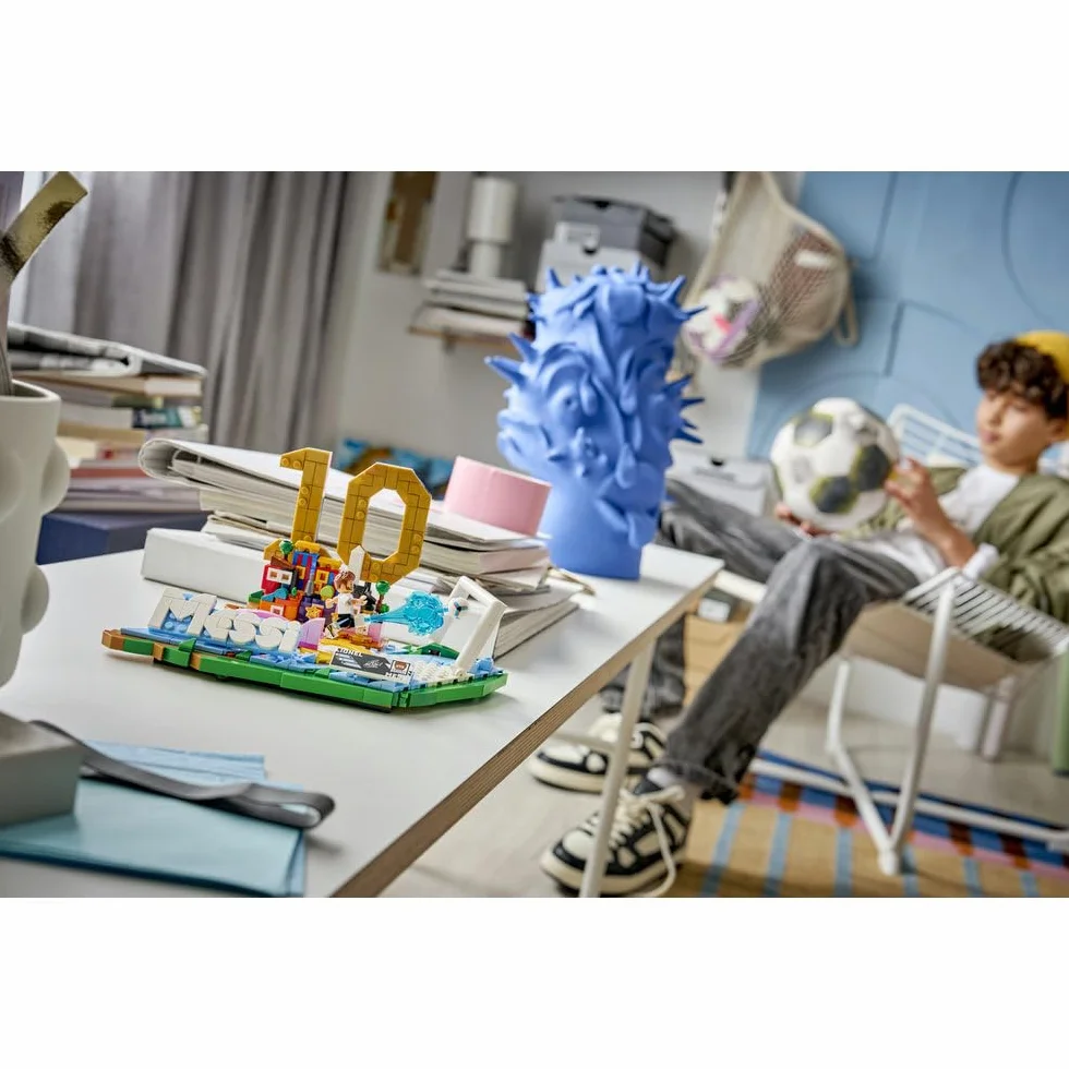 LEGO Editions Lionel Messi — piłkarskie momenty, zestaw klocków dla dzieci, piłkarska dekoracja z kolekcjonerską płytką i minifigurką, sportowy prezent dla chłopców i dziewczynek od 10 lat 43011