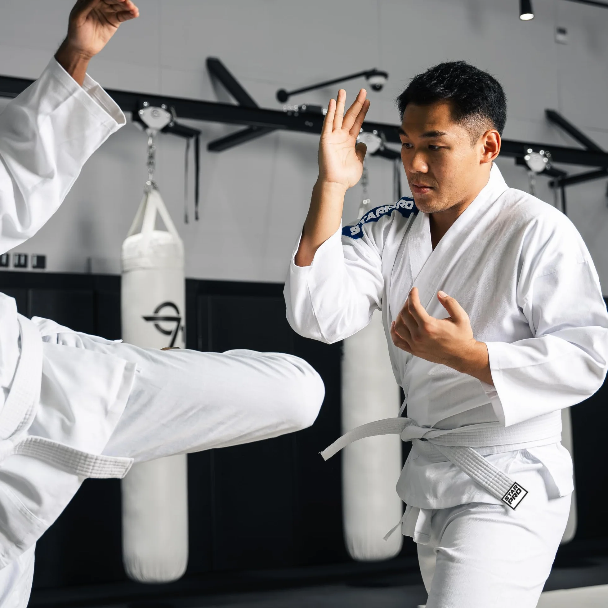 Starpro | Lekki strój do karate | Wiele rozmiarów | Nadaje się jako mundur Taekwondo | Karate Gi, spodnie i kurtka Karate, ubrania Karate, Karate Gi Lightweight, Karate Uniform, Taekwondo Suit