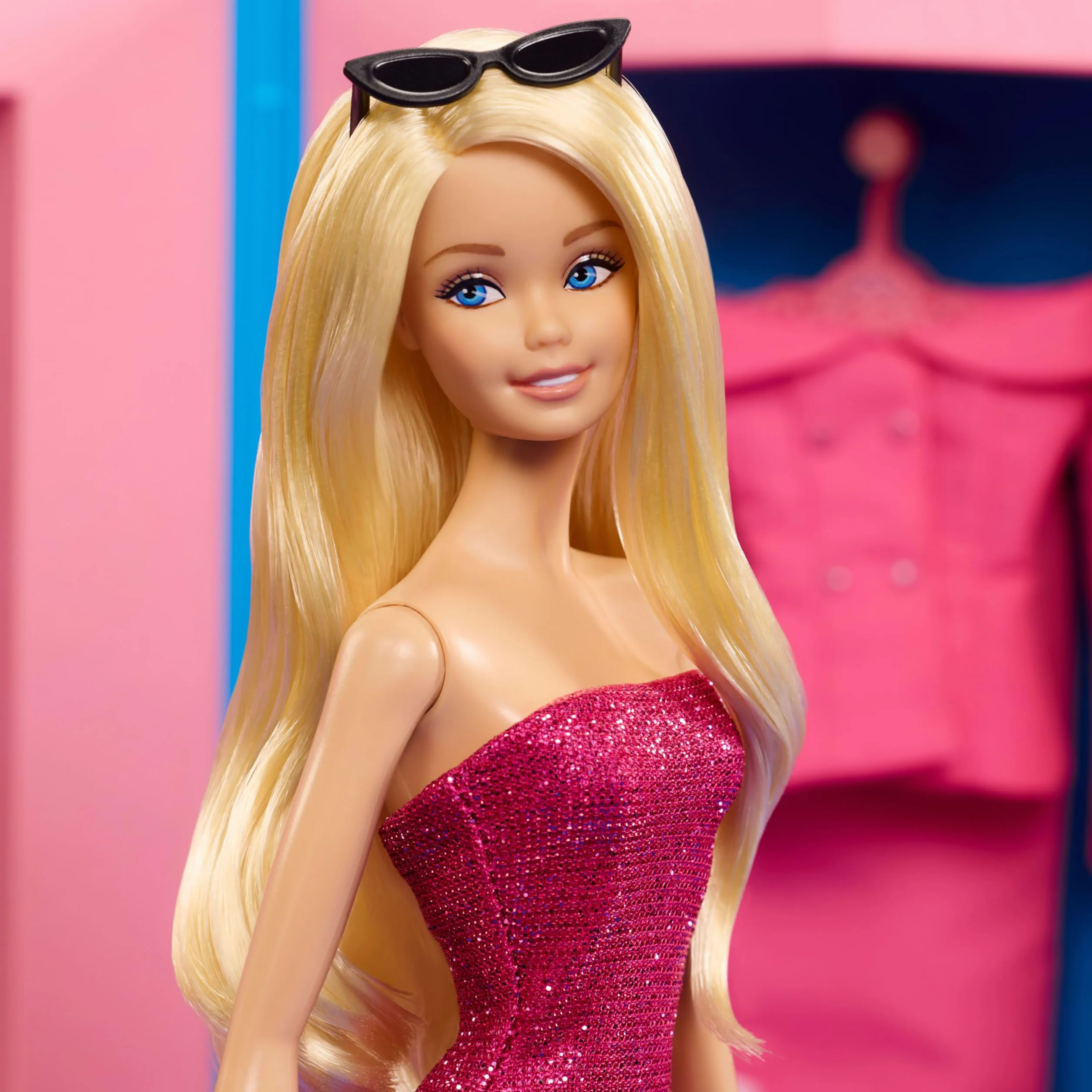 Barbie Signature Styled by Andrew Mukamal Lalka kolekcjonerska, 3 stylizacje na dzień i na wieczór, zestaw z akcesoriami i podstawką, JBH81