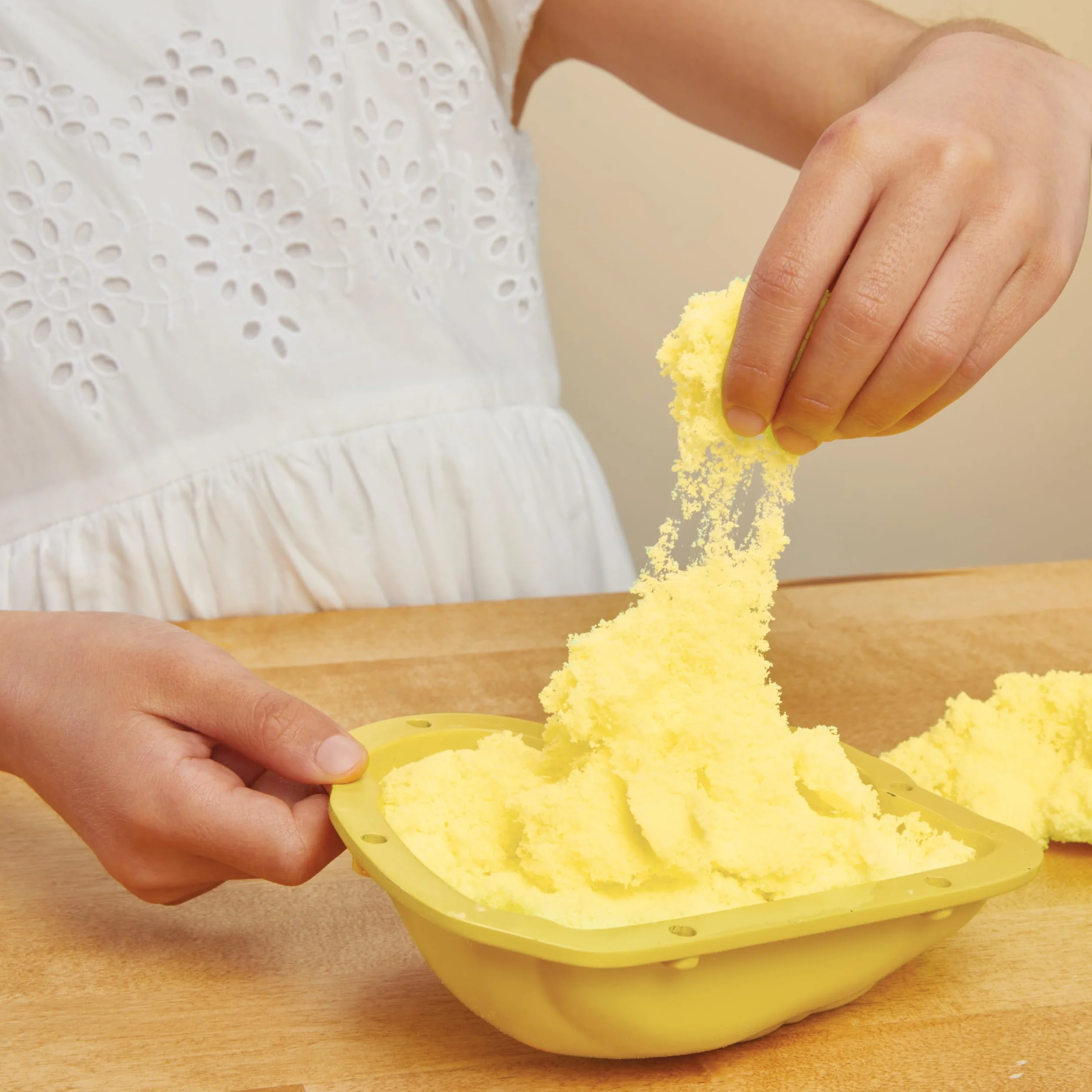 Little Tikes Creative Chefs Bluey Duck Cake Kit – Zestaw do Zabawy w Gotowanie z Masą Make It Mix i 15 Realistycznymi Akcesoriami, NIEJADALNY, Odpowiedni dla Dziewczynek i Chłopców od 3 Roku Życia