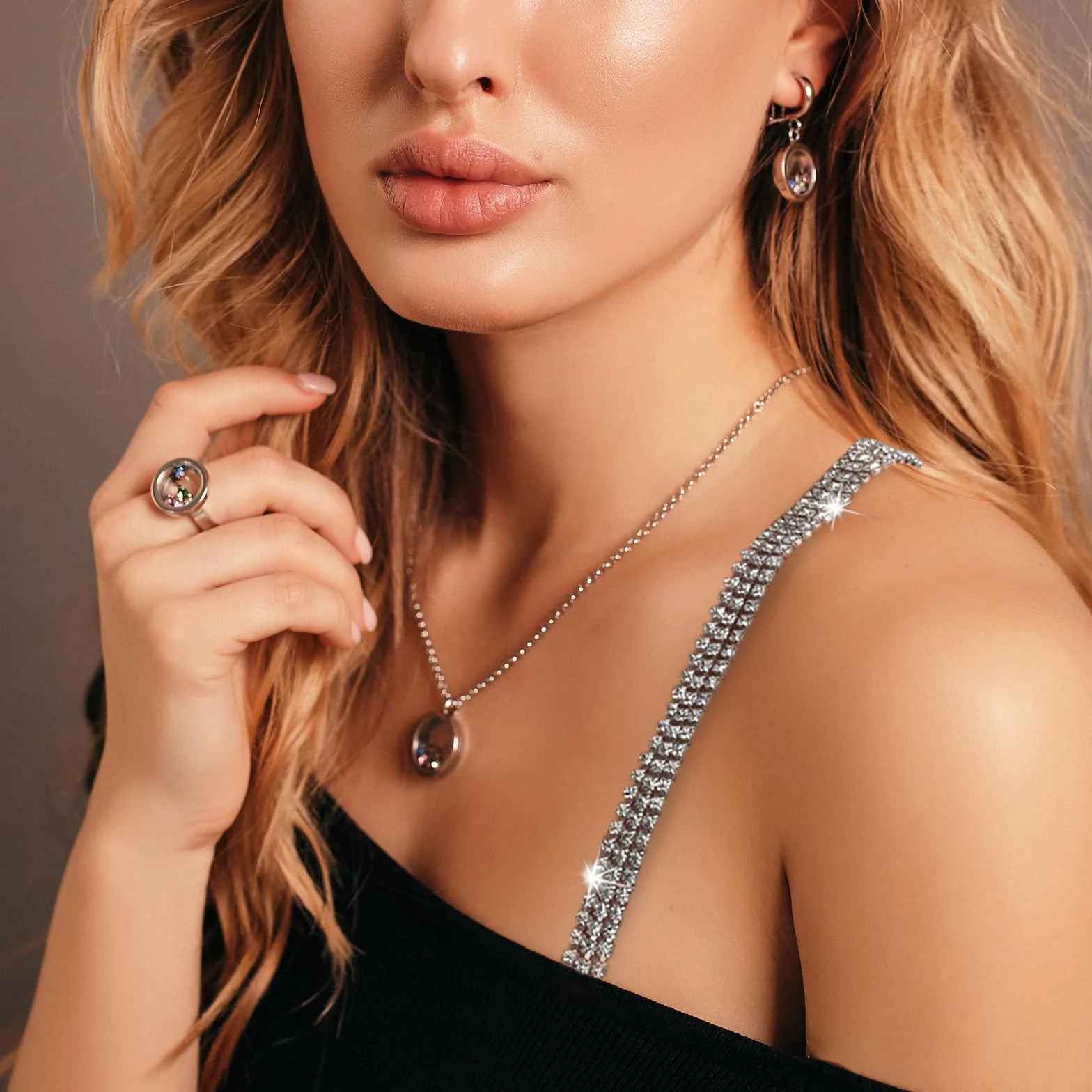 Diamanté paski do biustonosza, regulowane, błyszczące paski na ramię, antypoślizgowe i stylowe, idealne do sukienek i topów, odpowiednie na wesela i imprezy (D-srebrny)