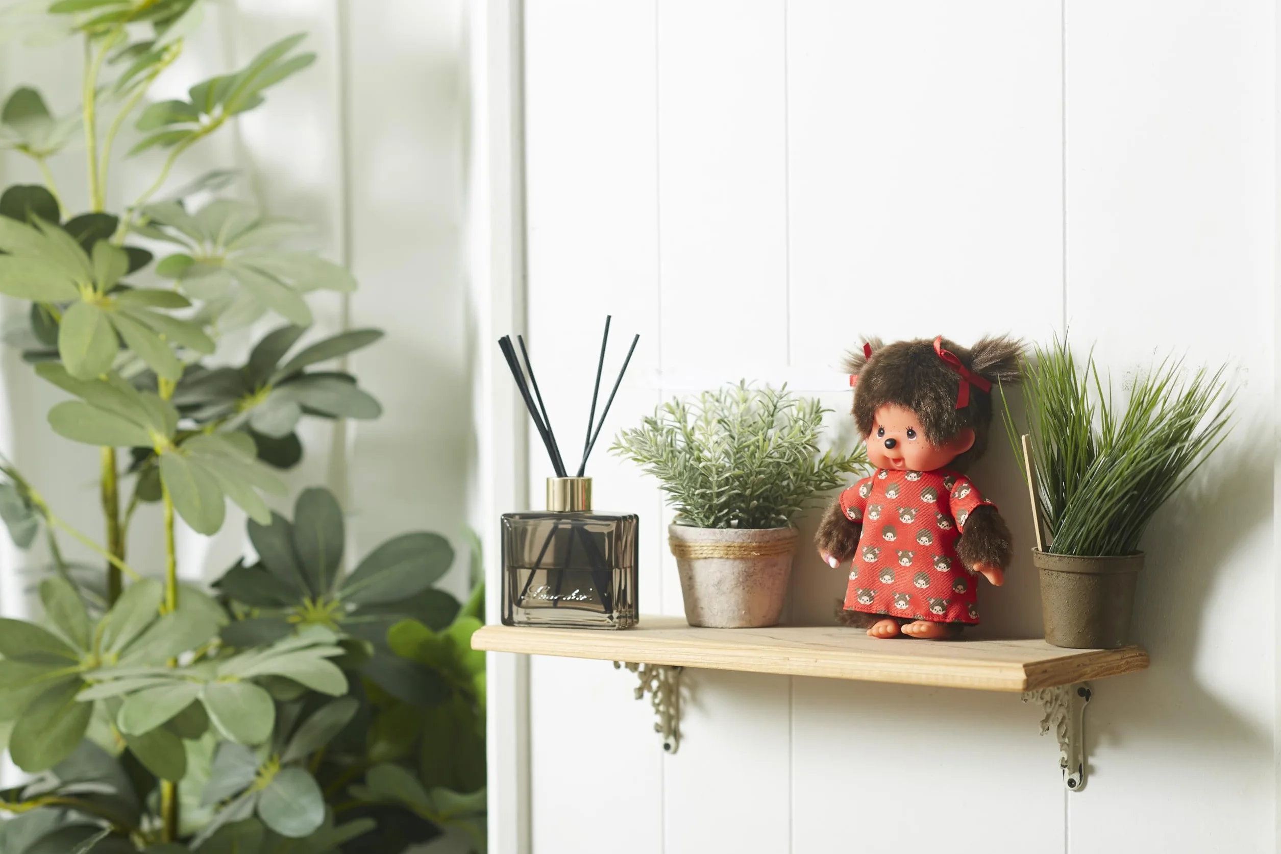 Sekiguchi 221295 - Oryginalna dziewczynka Monchhichi, pluszowa figurka z sukienką monchichi i kokardkami, ok. 20 cm wysokości, wykonana z brązowego pluszu.