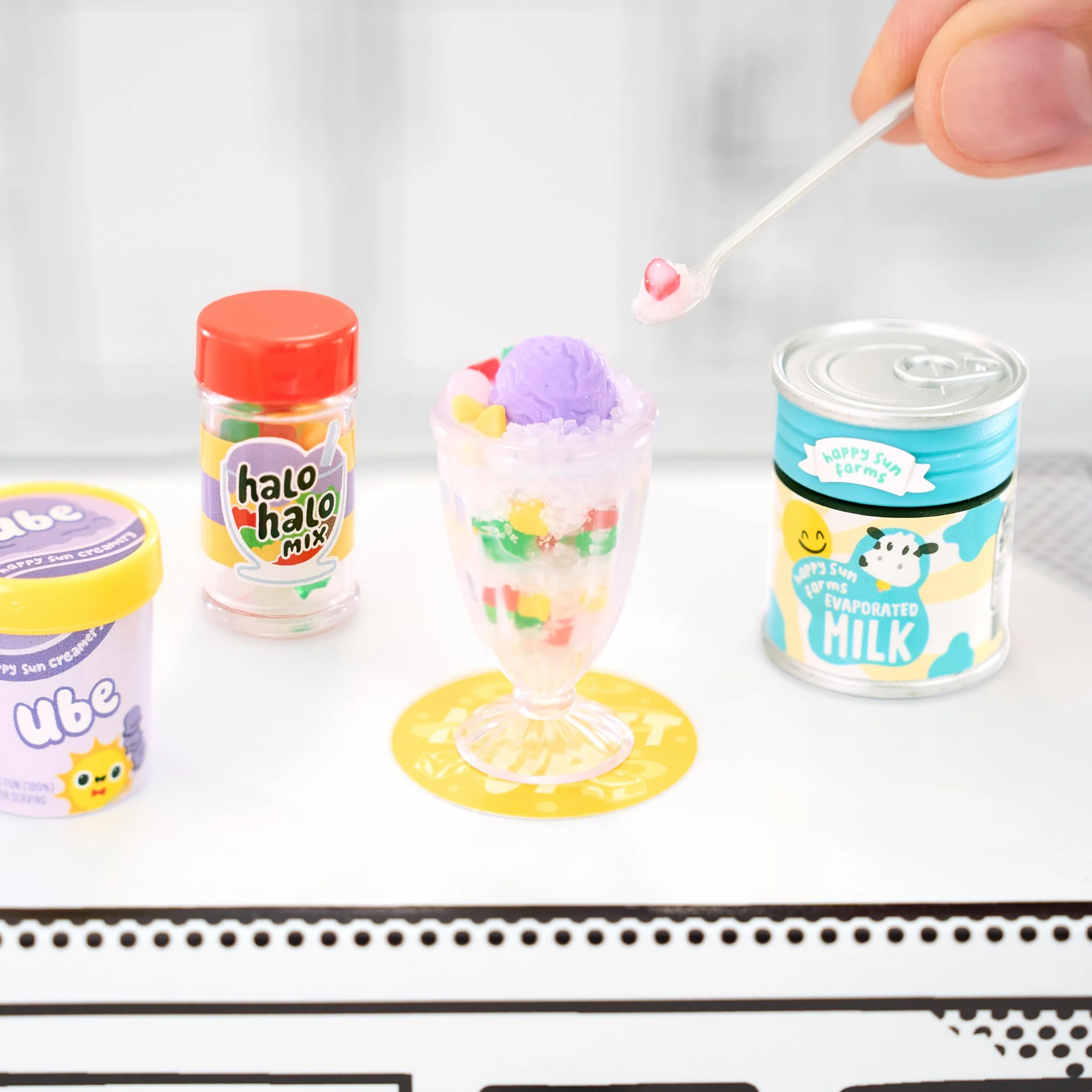 MGA's Miniverse Make It Mini Cafe Seria 4 - Mini przedmioty kolekcjonerskie, pudełko niespodzianka, majsterkowanie, zabawa żywicą, repliki żywności, dla kolekcjonerów i dzieci w wieku 8+, NIEJADALNE