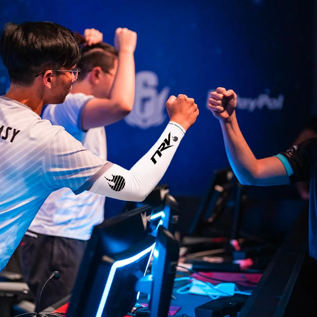 NRV Mankiet kompresyjny do gier e-sportowych (edycja wydajności) - zoptymalizuj swoją grę z komfortem i stylem - zaprojektowany przez profesjonalnych graczy - trwały, oddychający i wolny od tarcia