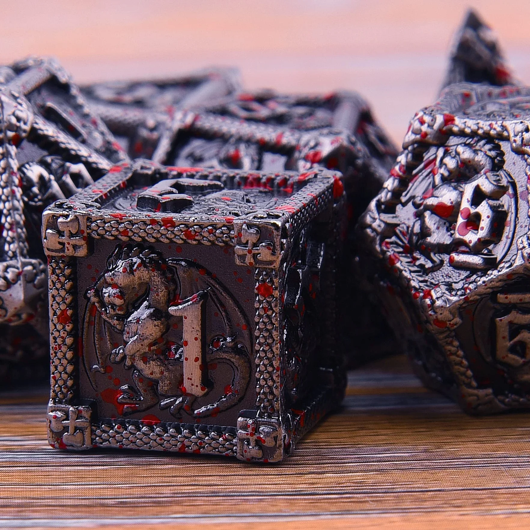 SIQUK 7-matrycowe metalowe kości do kości wielościennych DND z pudełkiem D20, D12, D10, D%, D8, D6, D4, zestaw do gry w lochy i smoki, RPG, MTG, gry planszowe (antyczne żelazo z rozpryskami krwi)