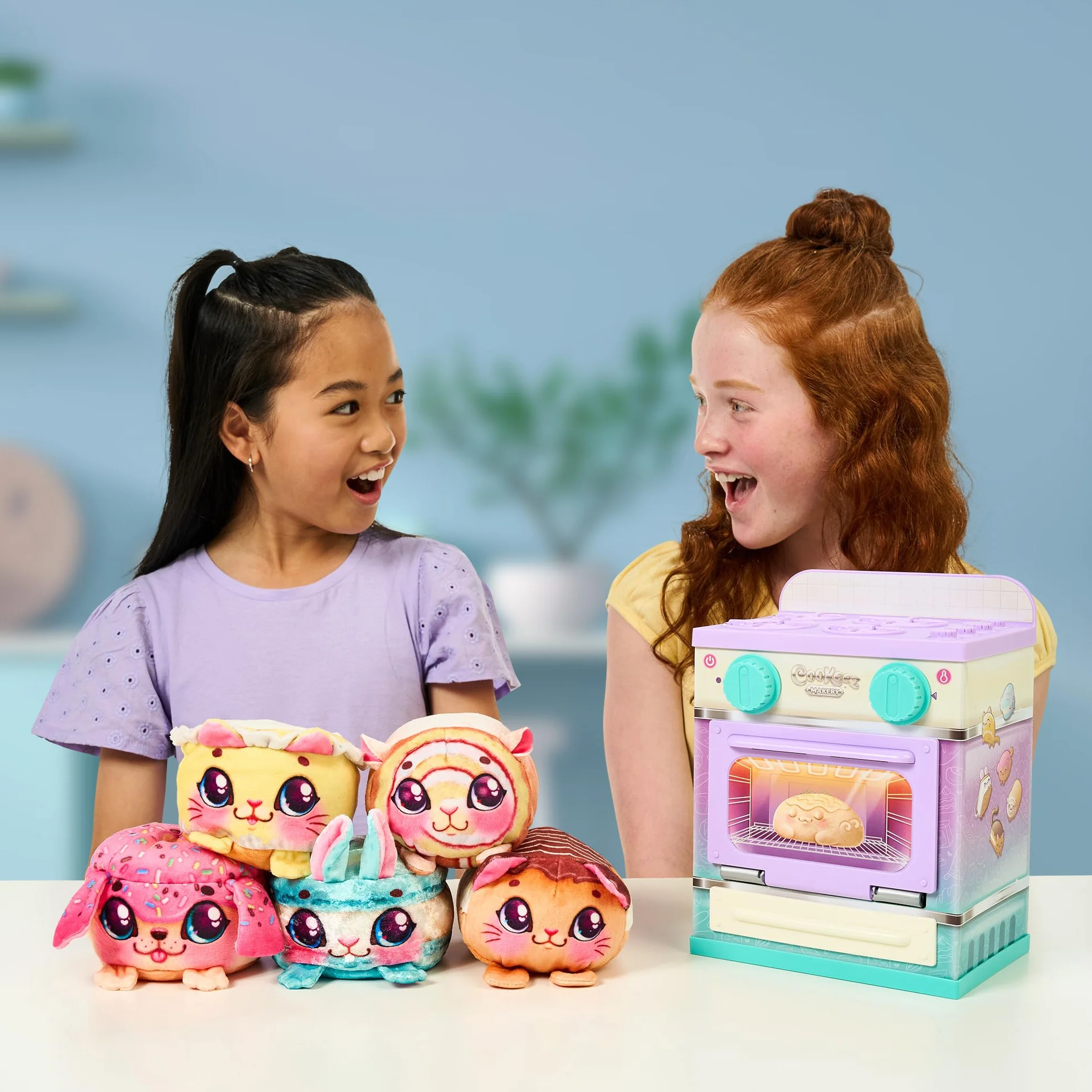 Cookeez Makery Lil' Bakez piekarnik, wymieszaj ciasto i zrób pachnącego zwierzaka niespodziankę w postaci cudownie pachnącej pluszowej zabawki (nieelektronicznej), piecz i zbieraj – style mogą się