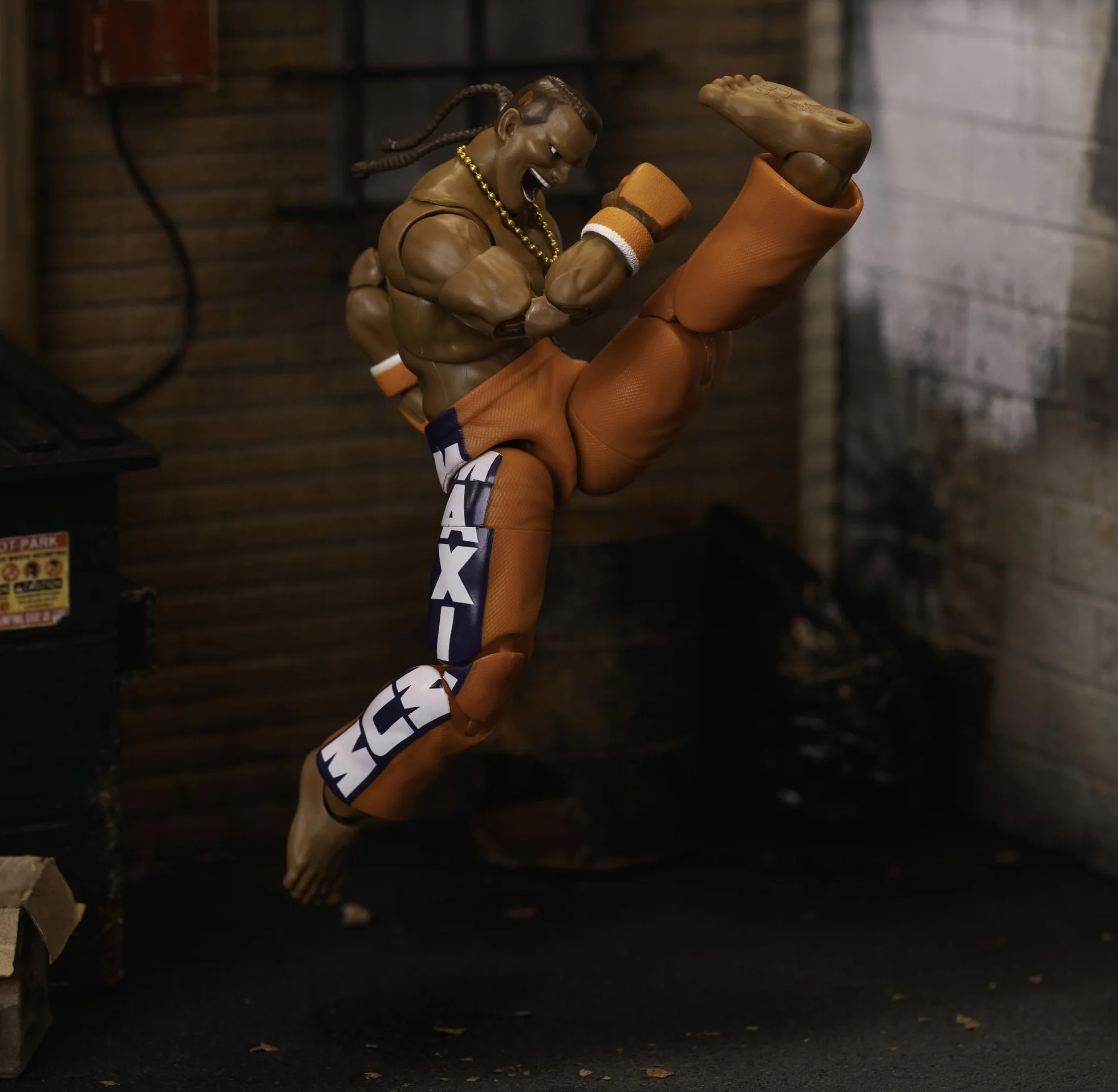 Jada Toys Street Fighter figurka DEE Jay (15 cm) - ruchoma figurka kolekcjonerska i akcji z Street Fighter 2: The Final Challengers, z alternatywną głową, rękami i akcesoriami, od 13 lat