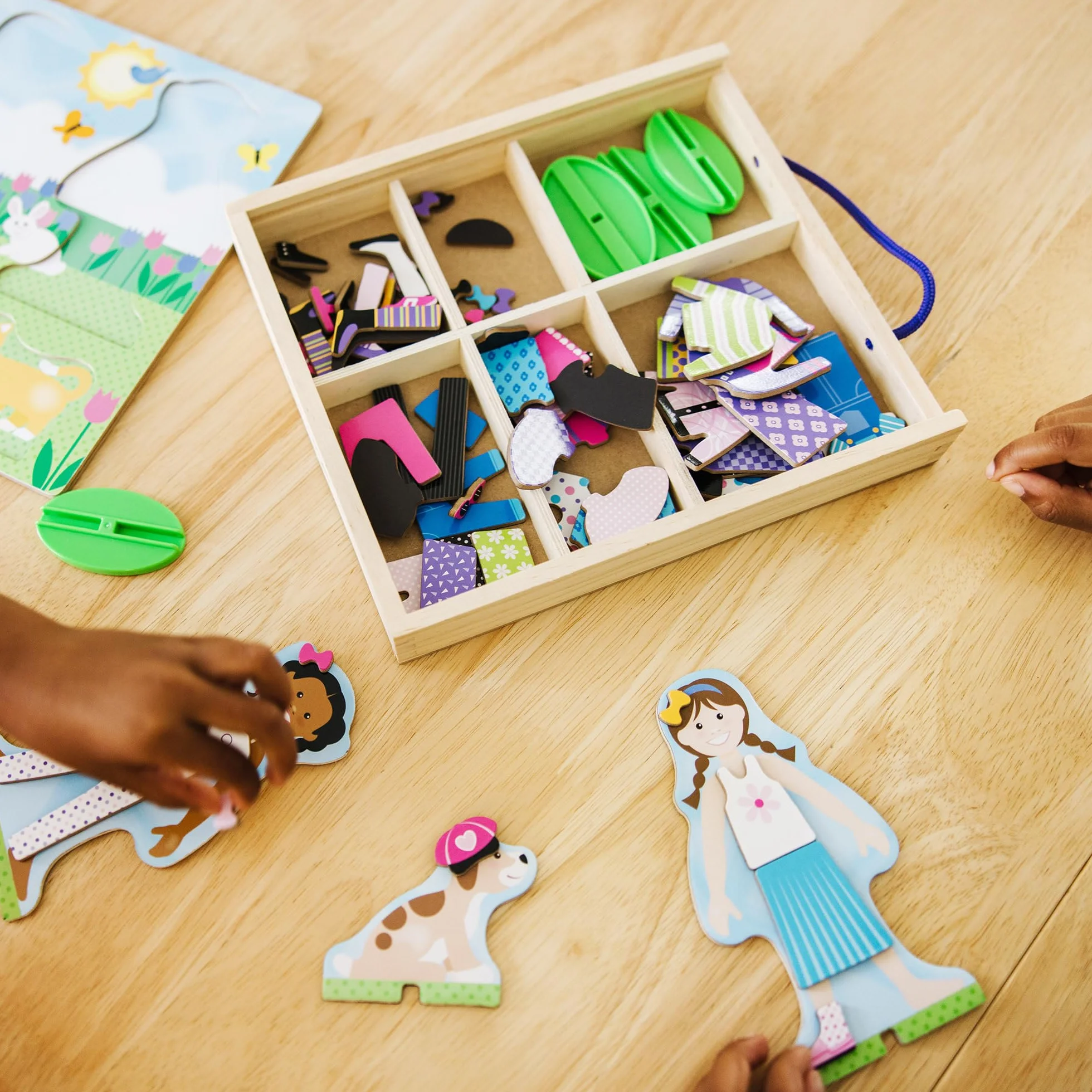 Melissa & Doug – zabawkowy zestaw do zabawy z odgrywaniem ról: magnetyczne przebieranki, drewniane laleczki, najlepsze przyjaciółki (78 elementów)