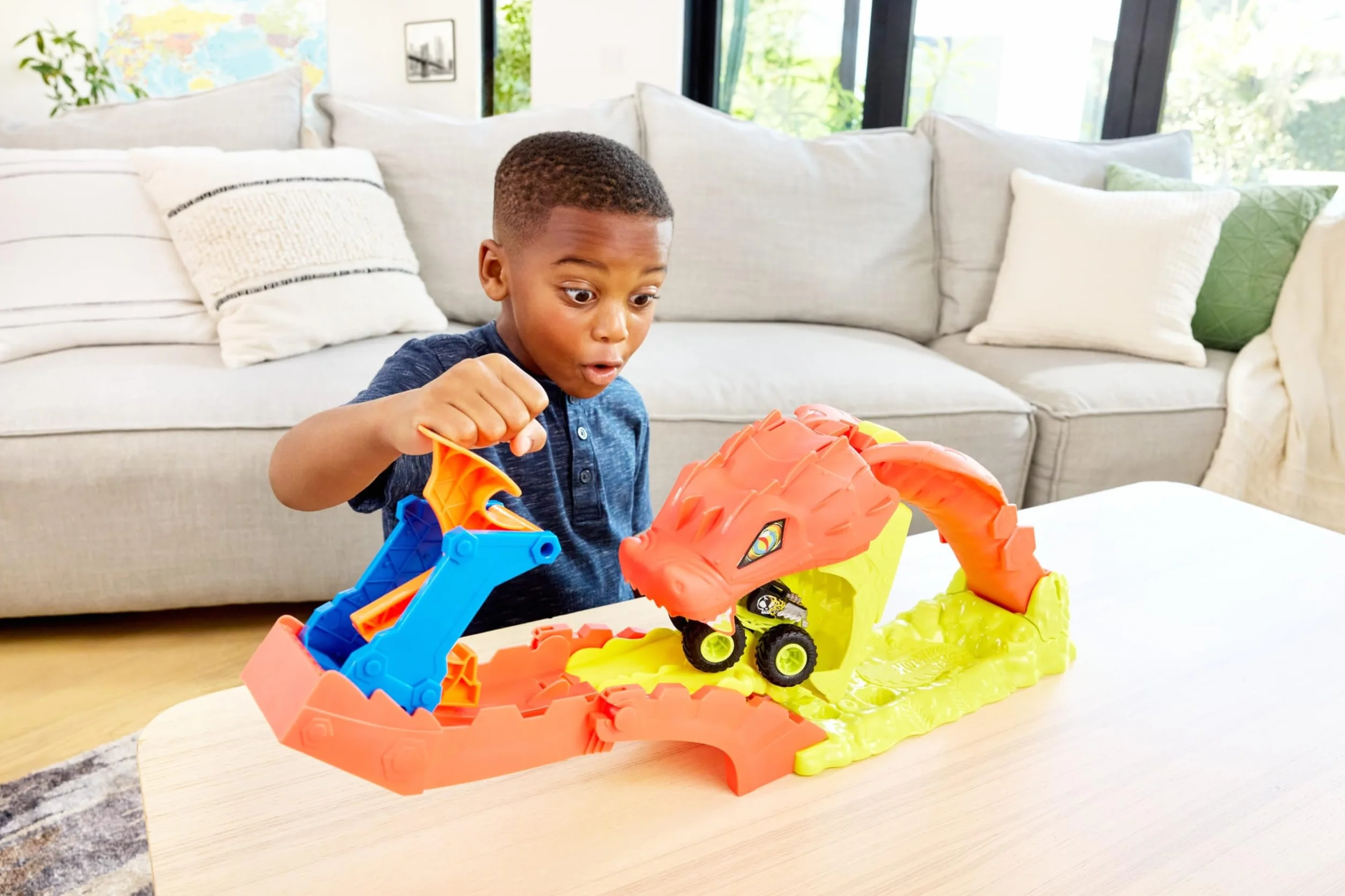 Hot Wheels Monster Trucks Mega skok – Nokaut węża Zestaw, pojazd zabawka auto Bone Shaker w skali 1:64, tor wyścigowy, zabawka dla dzieci 4+, JJN44