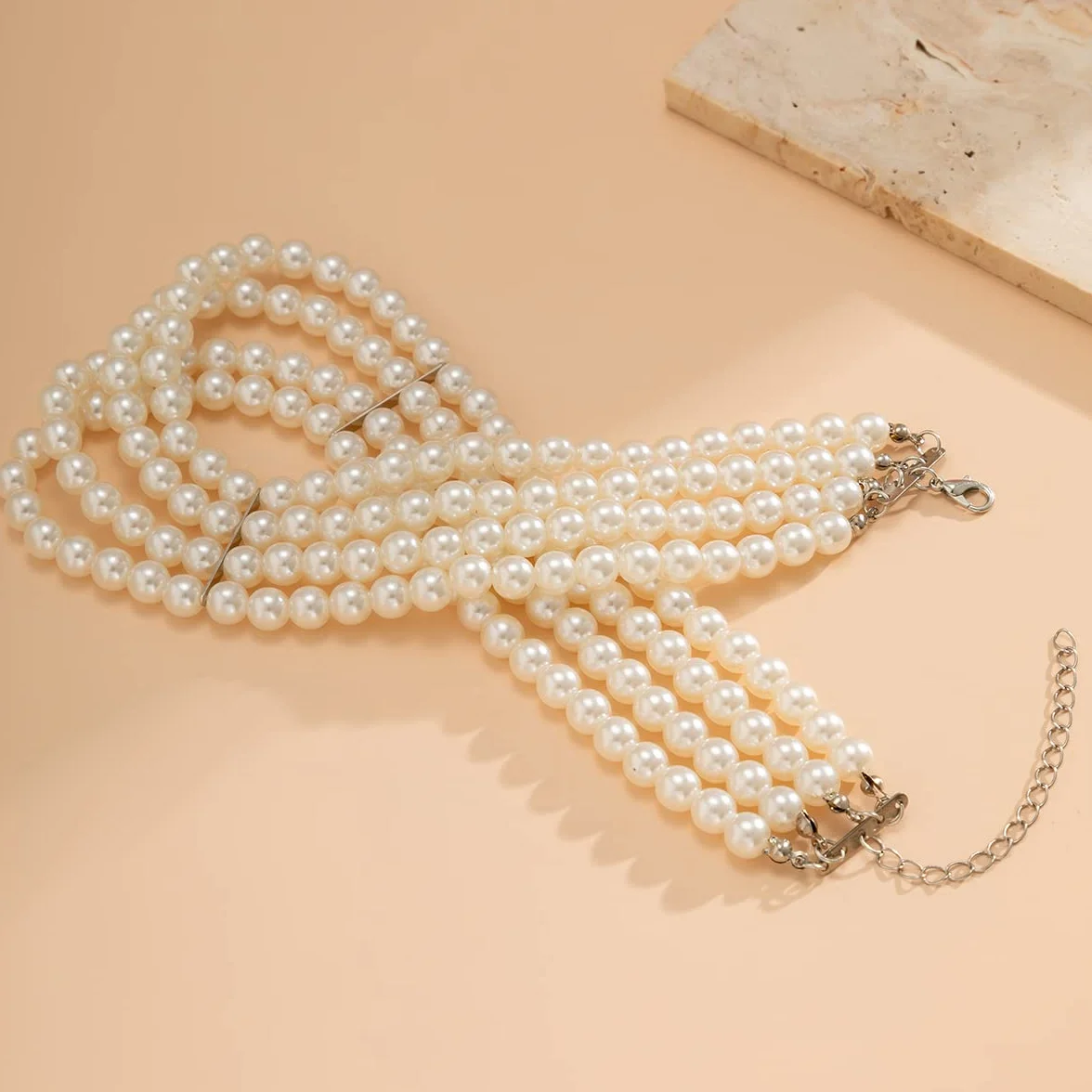 JKJF Naszyjnik z imitacji pereł, 4 rzędy koralików, choker, wielowarstwowy łańcuszek, elegancki, modny, krótki łańcuszek z pereł, retro, na karnawał, akcesoria dla kobiet i dziewcząt, Perła, Imitacja