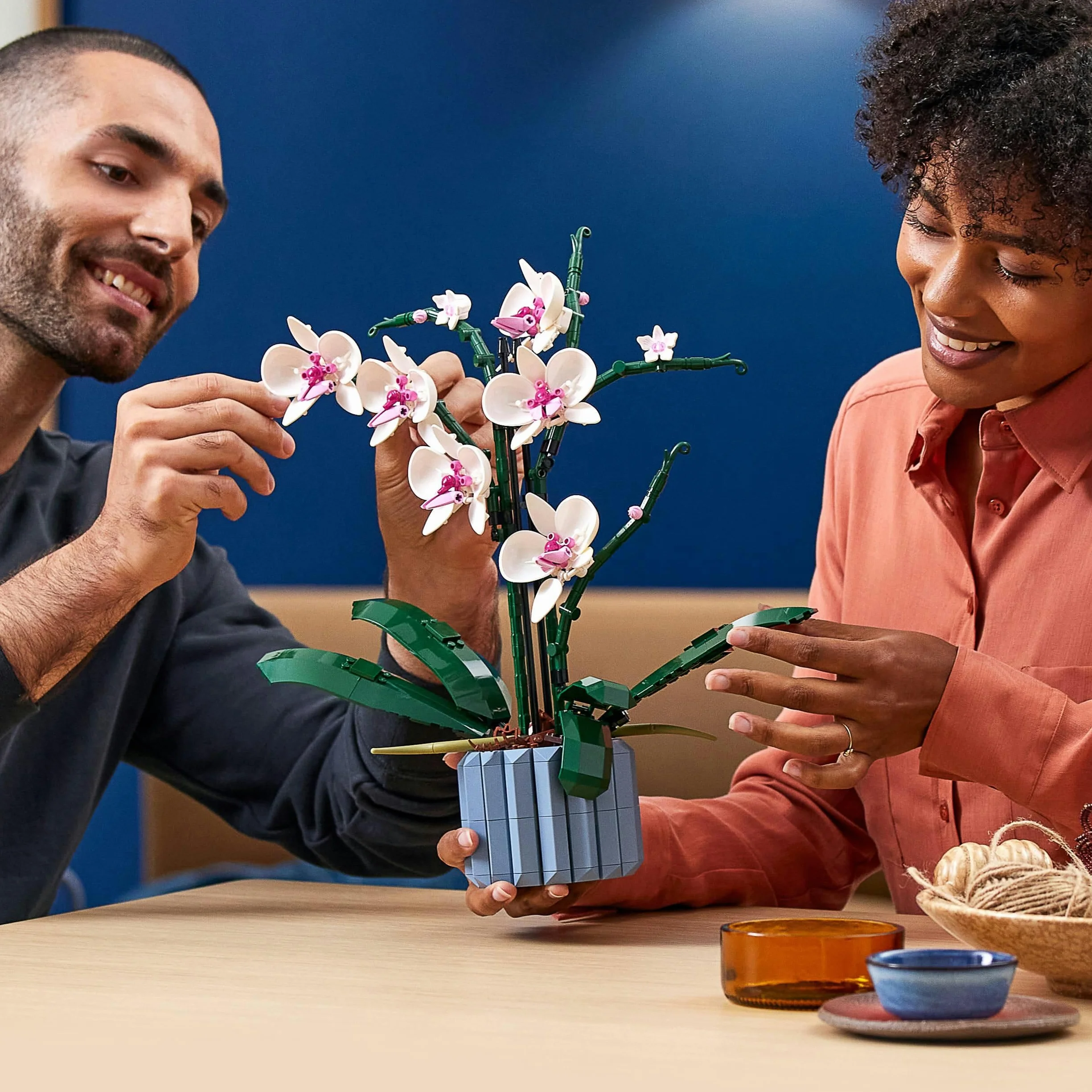 LEGO Icons Botanicals Orchidea Sztuczna Roślina, Zestaw z Kwiatami dla Kobiet, Dekoracja do Domu dla Dorosłych, Kolekcja Botaniczna, Pomysł na prezent, 10311