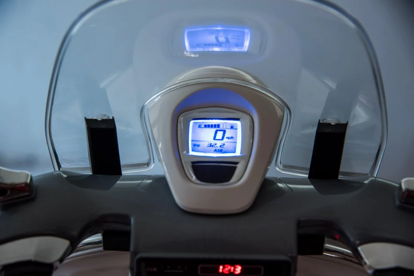 Jeździk skuter dla dzieci Vespa, pojazd od 3 roku, biegi przód/tył, plastikowe koła, silnik 2x30W (Biały)