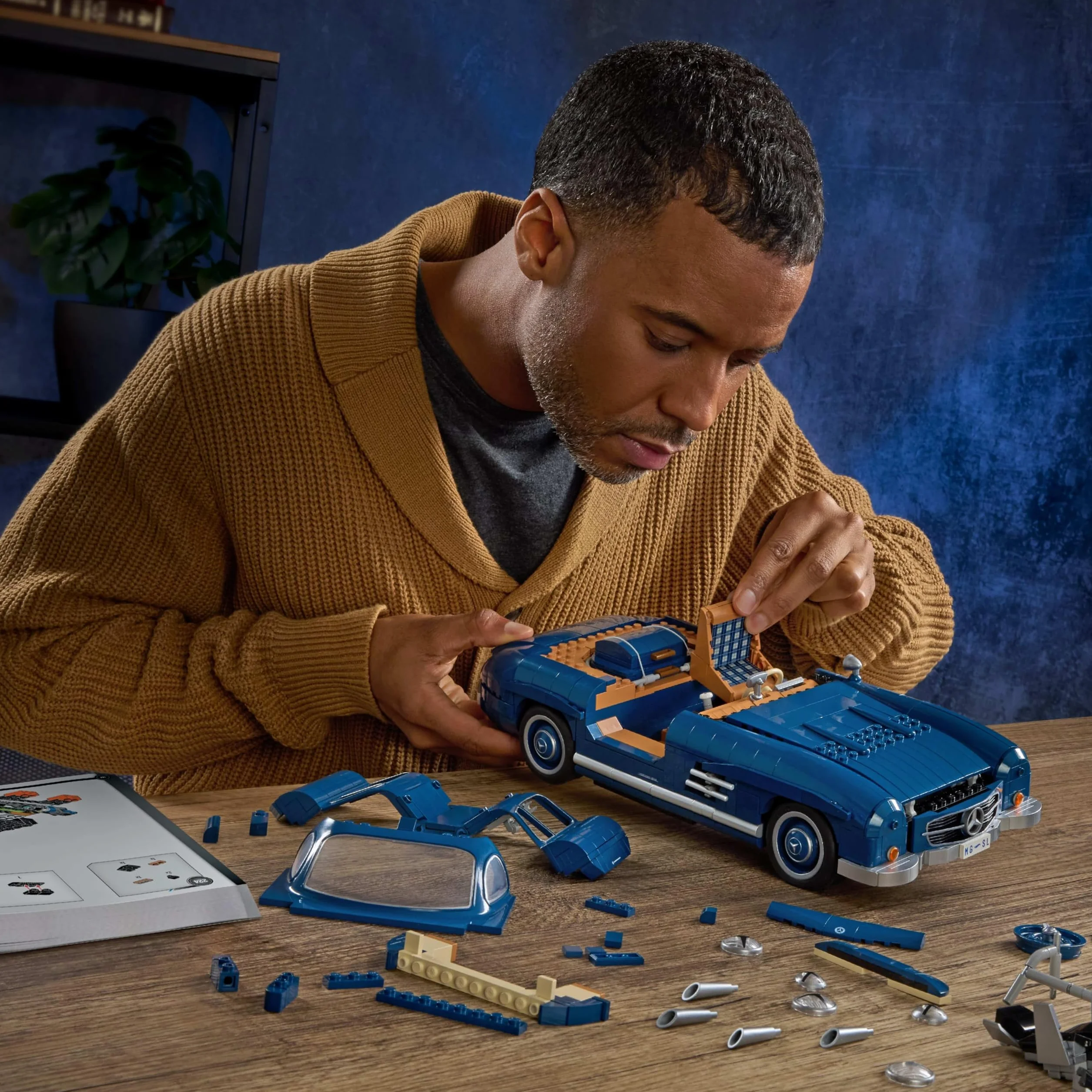 Hot Wheels Mercedes-Benz 300 SL Samochód kolekcjonerski do zbudowania z klocków w skali 1:12 (1600 elementów) i metalowy minimodel, kolekcjonerski zestaw prezentowy, HWW25