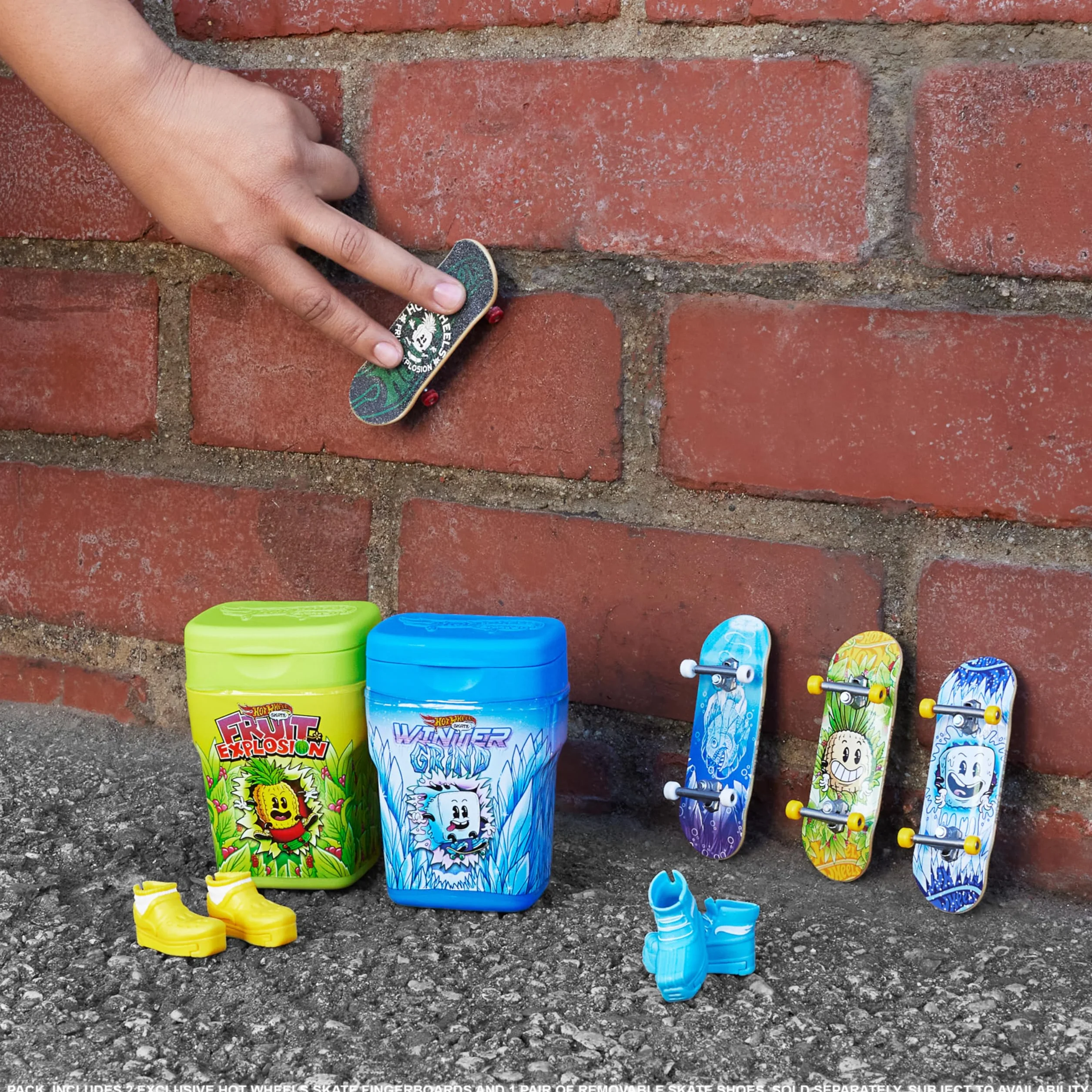 Hot Wheels Skate Skatebox z deskorolkami 2-pak zestawów zawierających 2 wyjątkowe deskorolki i 1 parę butów deskorolkowych w pojemnikach do przenoszenia, HWV21