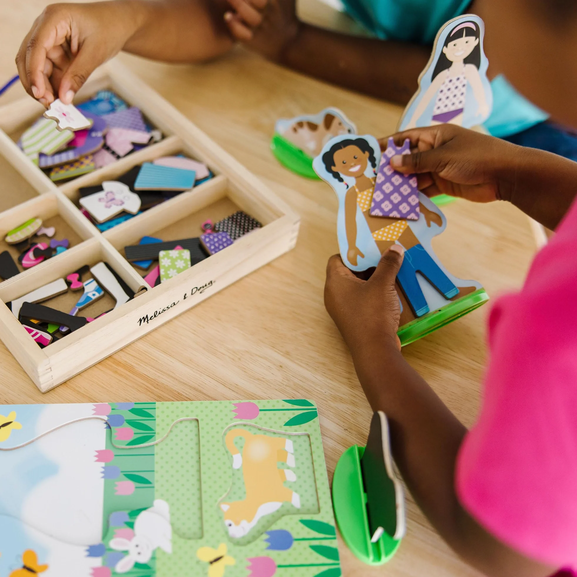 Melissa & Doug – zabawkowy zestaw do zabawy z odgrywaniem ról: magnetyczne przebieranki, drewniane laleczki, najlepsze przyjaciółki (78 elementów)