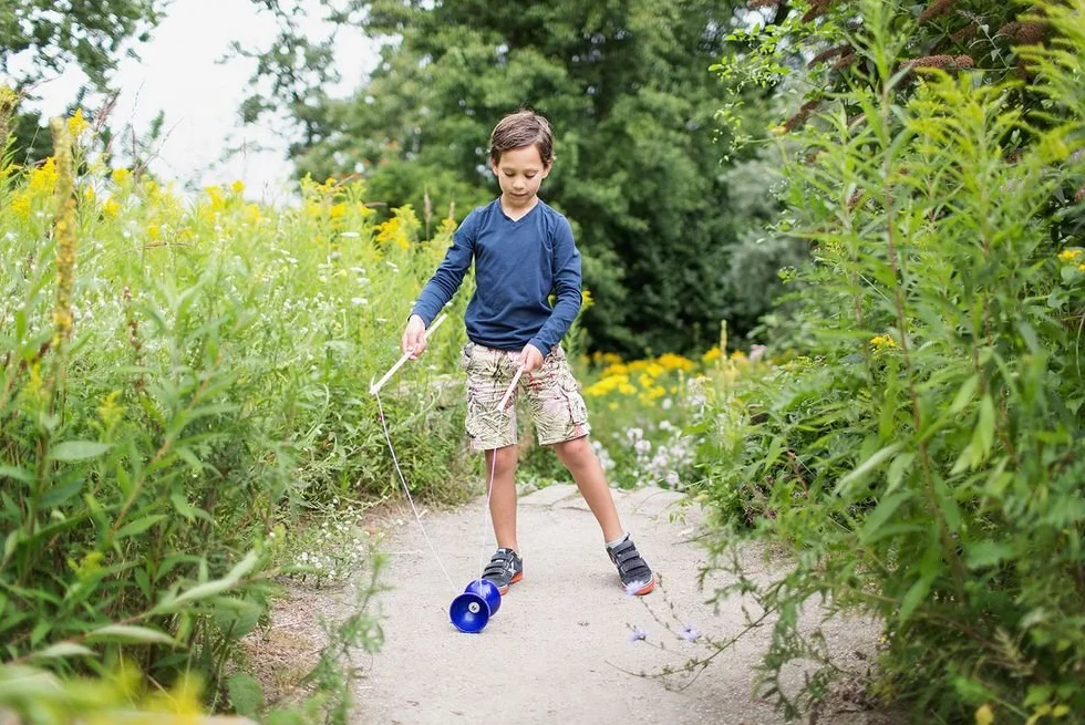 BS Toys Diabolo - zabawka cyrkowa - gra koordynacyjna - gra na zewnątrz - odpowiednie dla dzieci od 6 lat - drewniane patyczki - żonglerka niebieska płyta - 43 x 11 x 18 cm