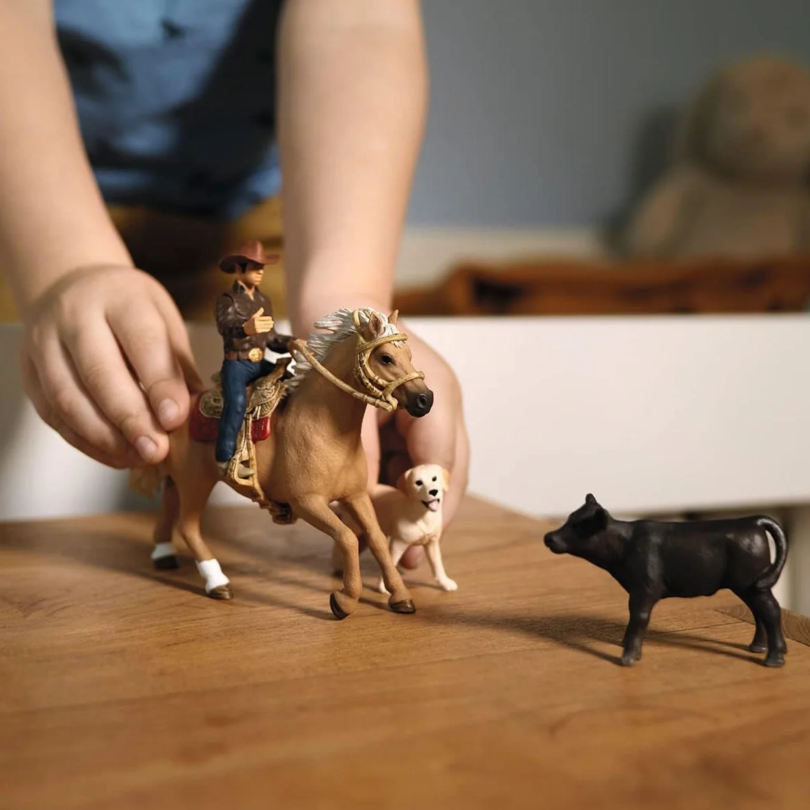 Schleich FARM WORLD | Jazda westernowa 42578 | zestaw farma z kowbojem, koniem, cielęciem i psem z uzdą i siodłem | akcesoria rodeo western | zabawka farma od 3 lat | zestaw 6 elementów