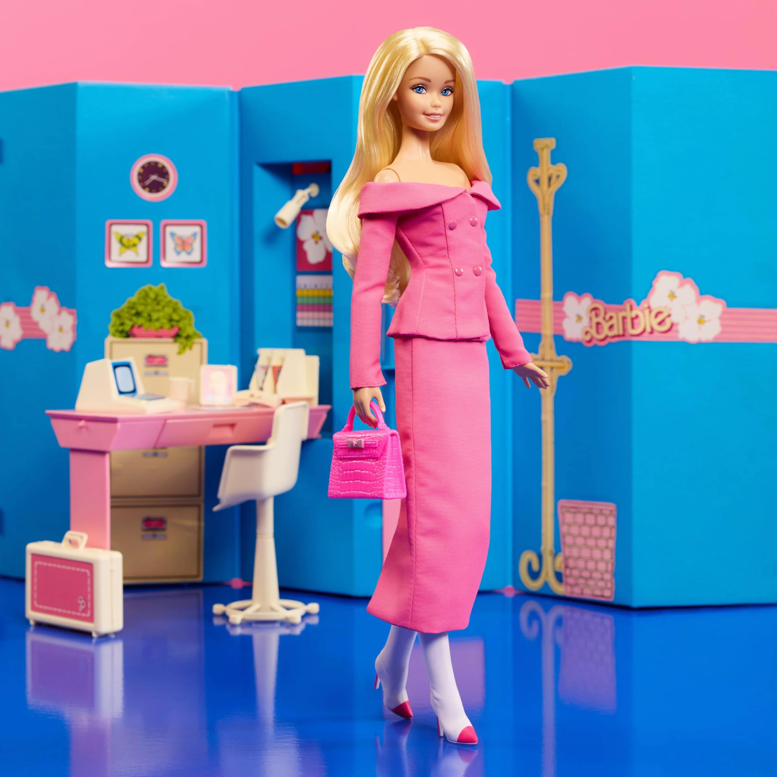 Barbie Signature Styled by Andrew Mukamal Lalka kolekcjonerska, 3 stylizacje na dzień i na wieczór, zestaw z akcesoriami i podstawką, JBH81