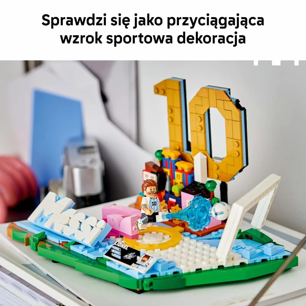 LEGO Editions Lionel Messi — piłkarskie momenty, zestaw klocków dla dzieci, piłkarska dekoracja z kolekcjonerską płytką i minifigurką, sportowy prezent dla chłopców i dziewczynek od 10 lat 43011