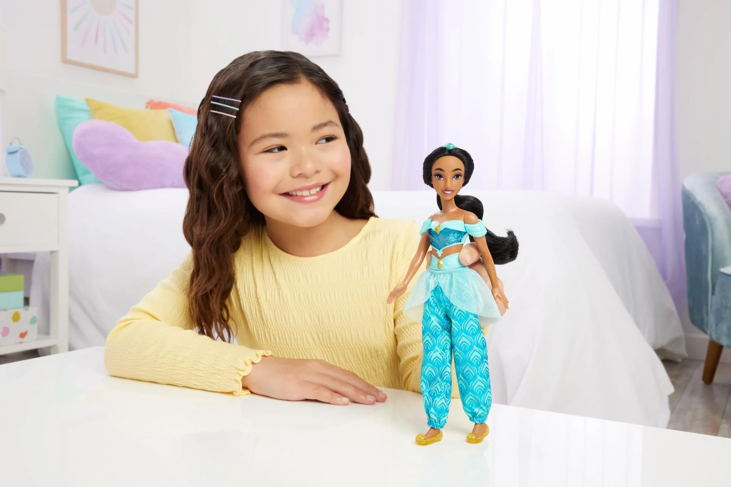 Mattel Księżniczka Disneya Dżasmina Lalka z punktami zgięcia, błyszczącym ubrankiem i akcesoriami inspirowanymi filmem Disneya, prezent dla dzieci HLW12