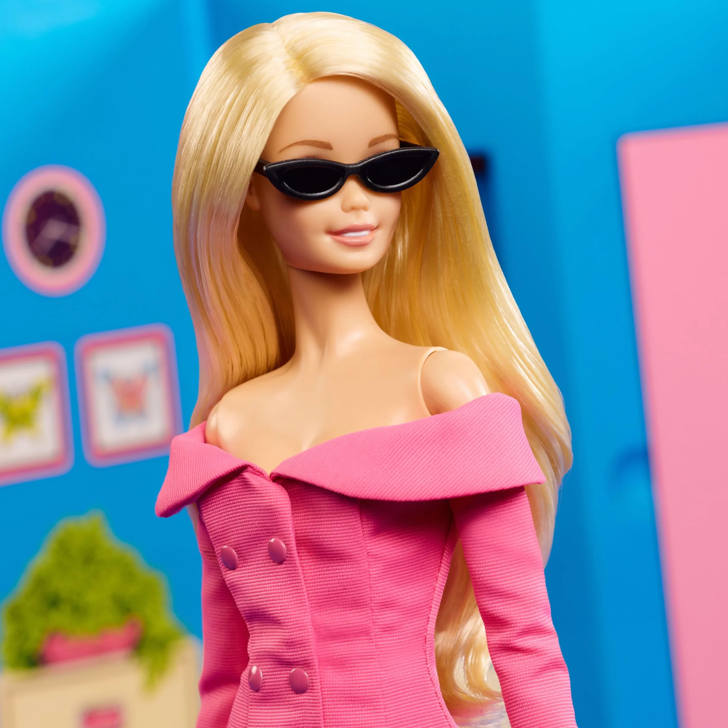 Barbie Signature Styled by Andrew Mukamal Lalka kolekcjonerska, 3 stylizacje na dzień i na wieczór, zestaw z akcesoriami i podstawką, JBH81