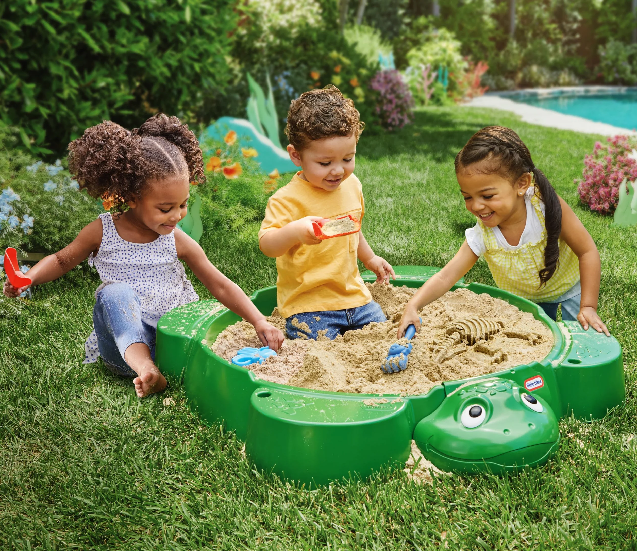 Little Tikes Turtle Sandbox- Zielona Piaskownica z 4 Wyprofilowanymi Siedziskami, Miejscem na Parasol i Zdejmowaną Pokrywą, dla Chłopców i Dziewczynek w Wieku 1-6 Lat