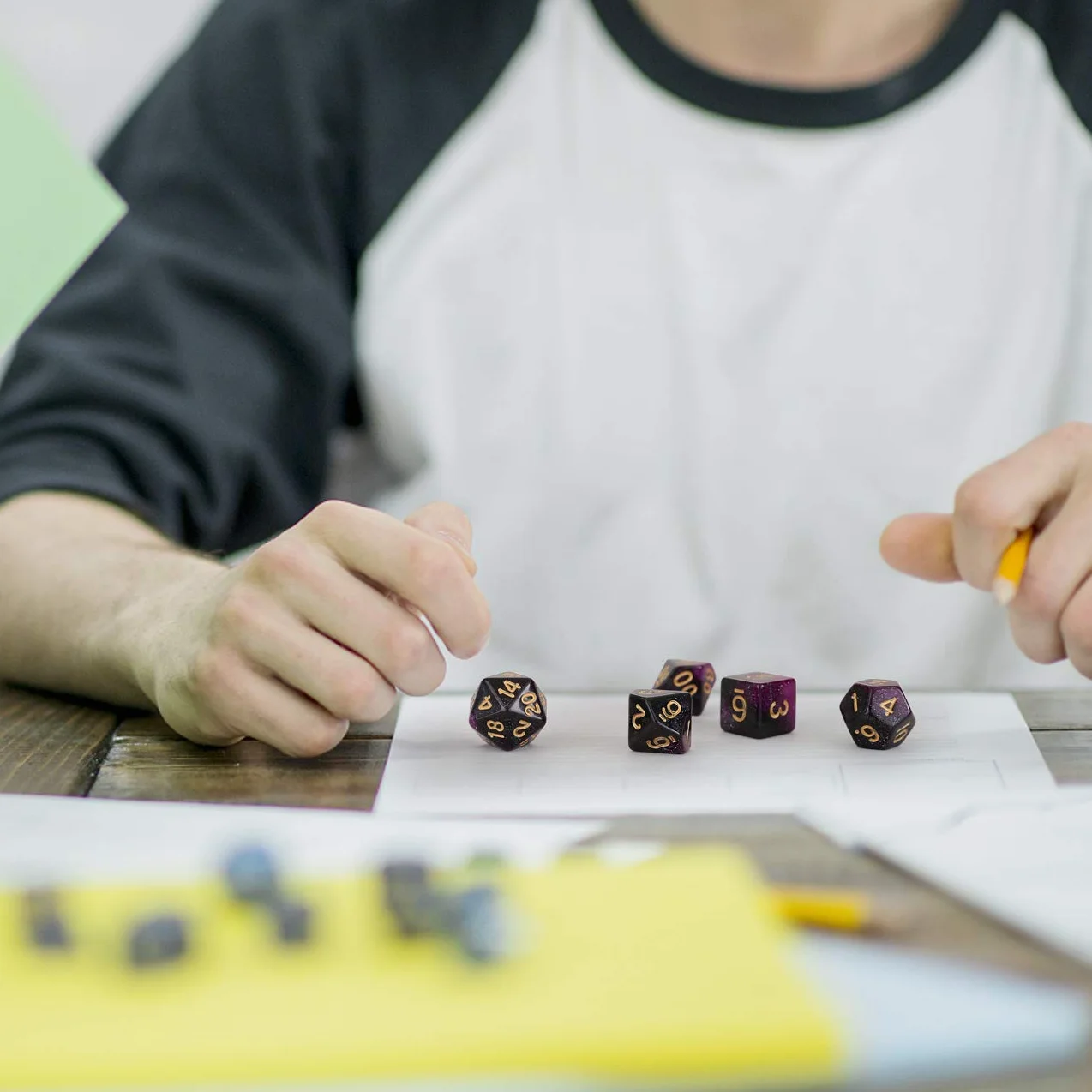 GWHOLE Zestaw kości DND, GWHOLE 6 × 7 (42 szt.) Brokatowe kości wielościenne z flanelowymi torbami Dungeons and Dragons Dice do DND RPG MTG Pathfinder gry stołowe, D4 D6 D8 D10 D12 D20