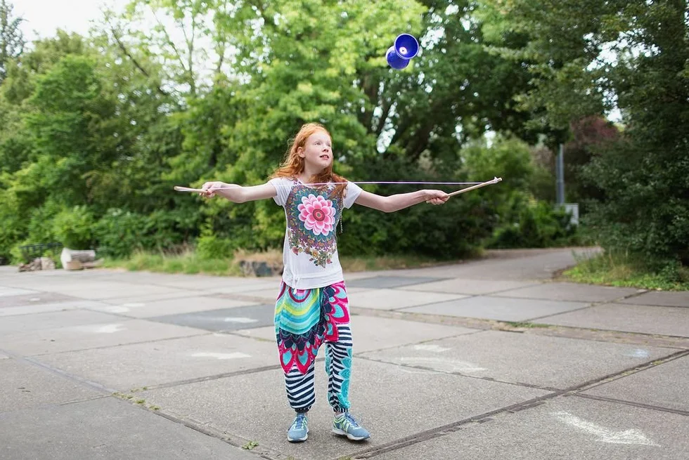 BS Toys Diabolo - zabawka cyrkowa - gra koordynacyjna - gra na zewnątrz - odpowiednie dla dzieci od 6 lat - drewniane patyczki - żonglerka niebieska płyta - 43 x 11 x 18 cm