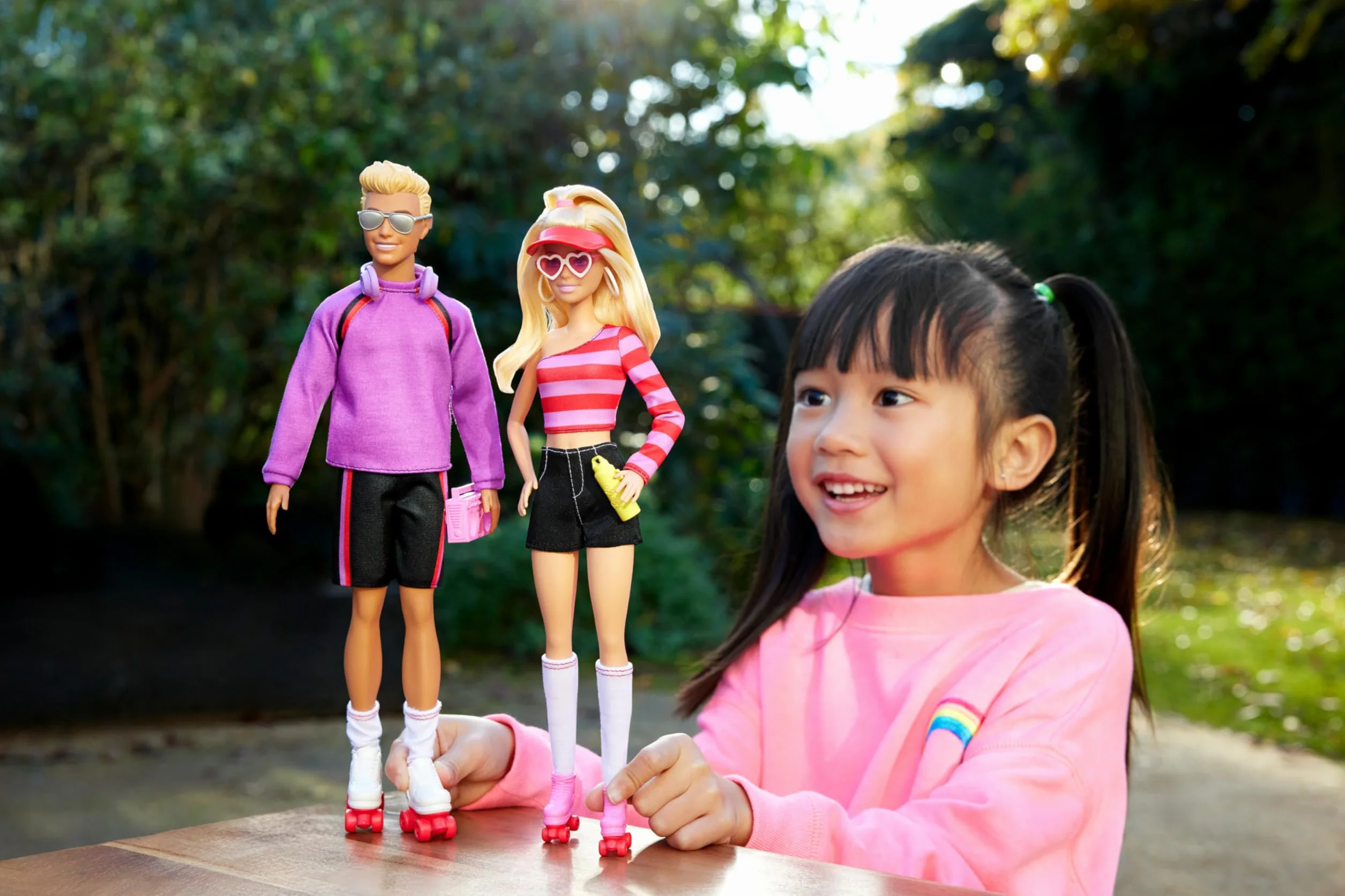 Barbie Fashionistas Barbie i Ken na wrotkach 65 rocznica Zestaw z 2 lalkami i 6 akcesoriami, HXK90