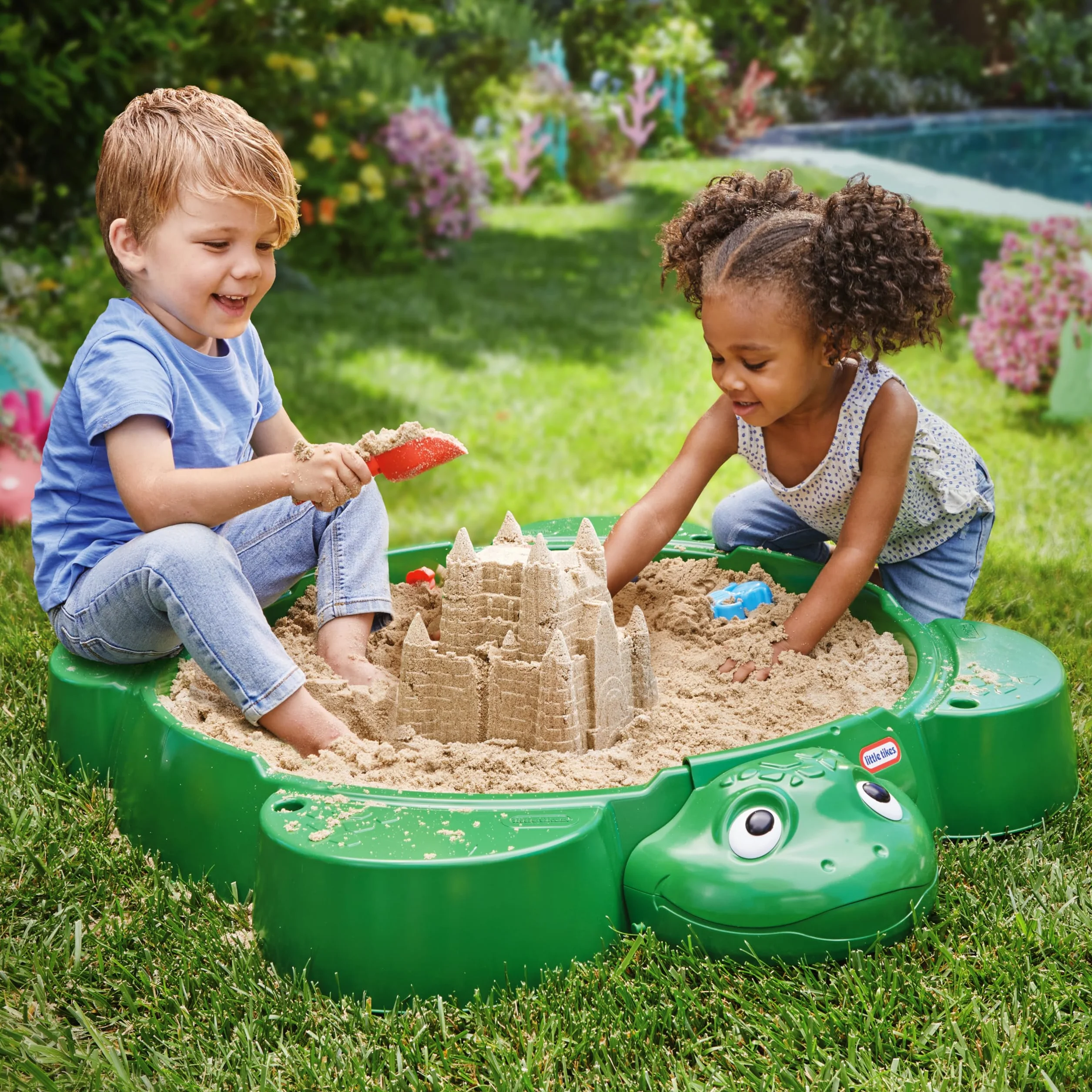 Little Tikes Turtle Sandbox- Zielona Piaskownica z 4 Wyprofilowanymi Siedziskami, Miejscem na Parasol i Zdejmowaną Pokrywą, dla Chłopców i Dziewczynek w Wieku 1-6 Lat