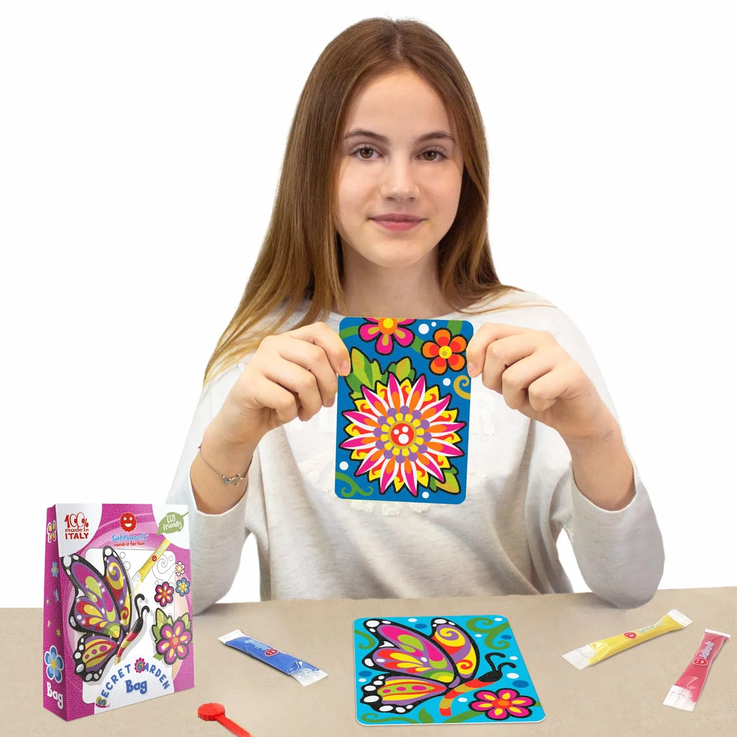 Sabbiarelli Sand-it For Fun – Bag Secret Garden | Mini Kit Sand Art z Kwiatem i Motylem 100% Made in Italy z Kolorowym Piaskiem i Rysunkami Samoprzylepnymi | Hobby 10+