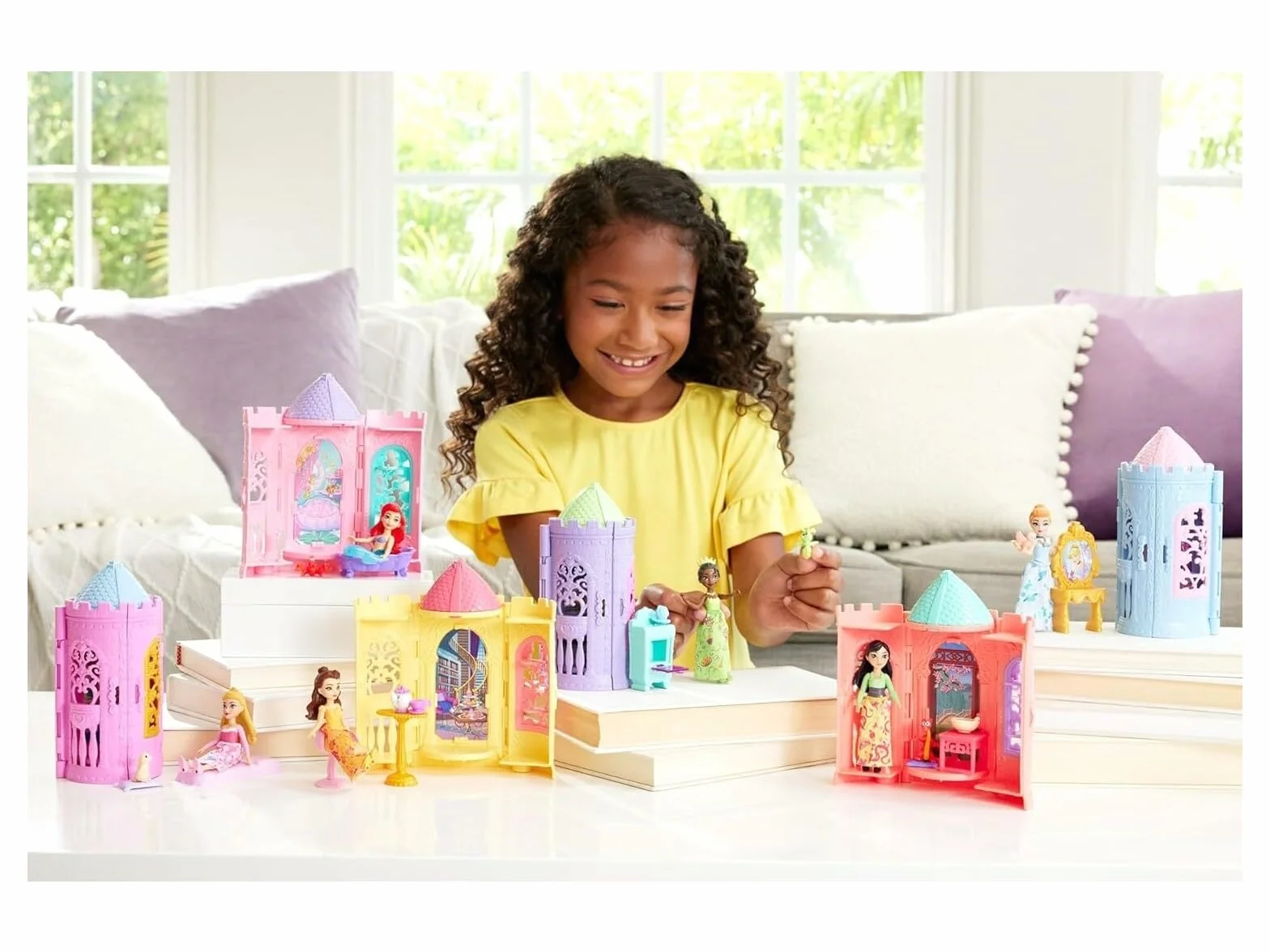 Mattel Disney Princess Tower Surprise Małe lalki i akcesoria, zestawy do układania w stos z 4 niespodziankami i przyjacielem z filmu Disneya (style mogą się różnić)