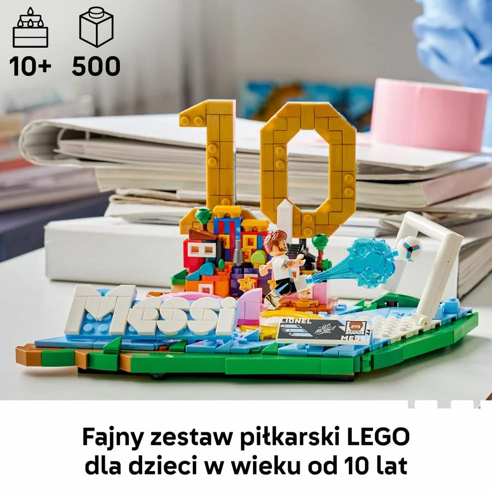 LEGO Editions Lionel Messi — piłkarskie momenty, zestaw klocków dla dzieci, piłkarska dekoracja z kolekcjonerską płytką i minifigurką, sportowy prezent dla chłopców i dziewczynek od 10 lat 43011