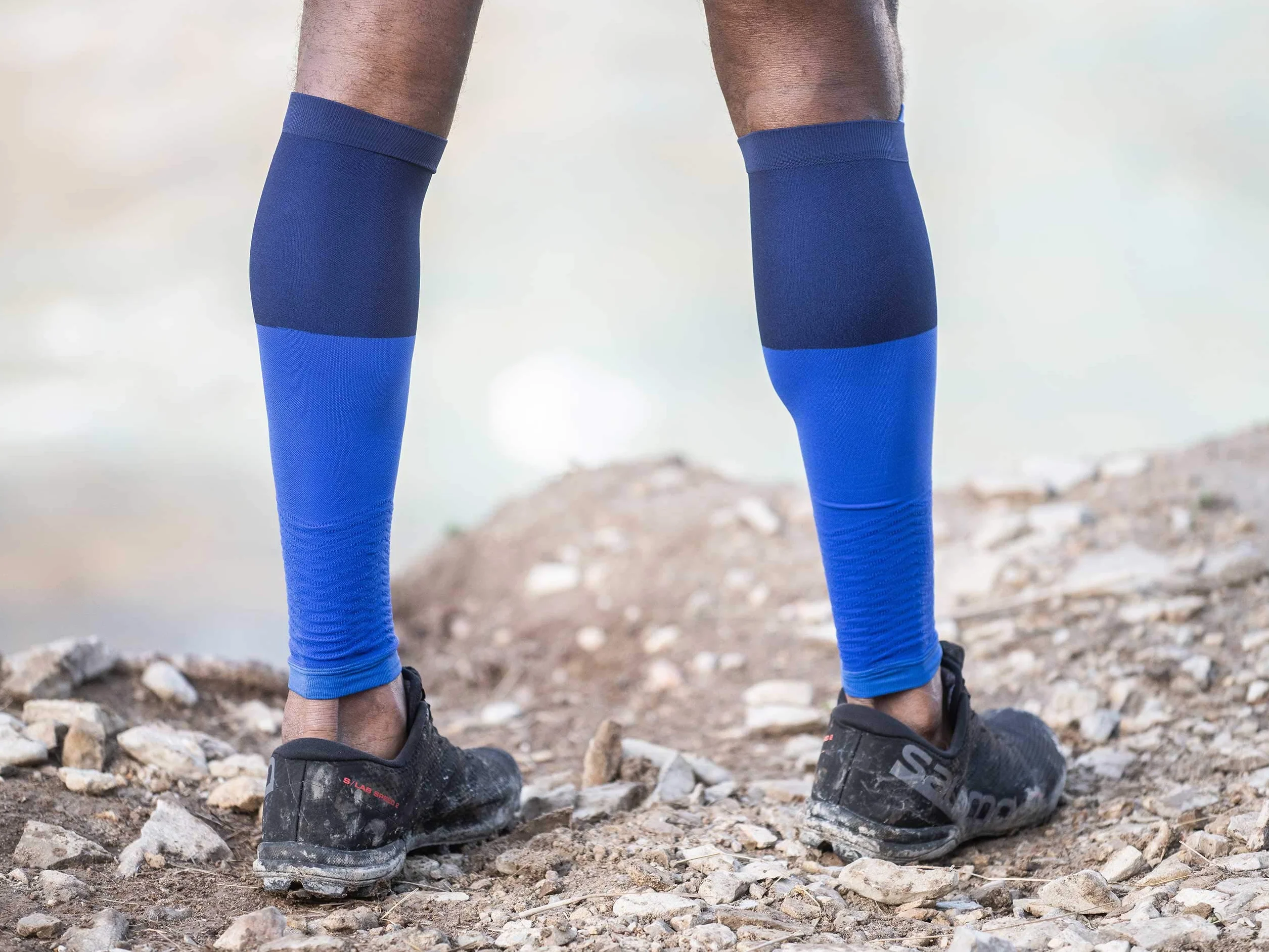 COMPRESSPORT - bandaż kompresyjny na łydki – R2V2 – ochrona mięśni, wydajność i rekreacja do uprawiania sportu – ultralekki i antystatyczny – bieganie, jazda na rowerze, do jazdy na rowerze i triatlonu