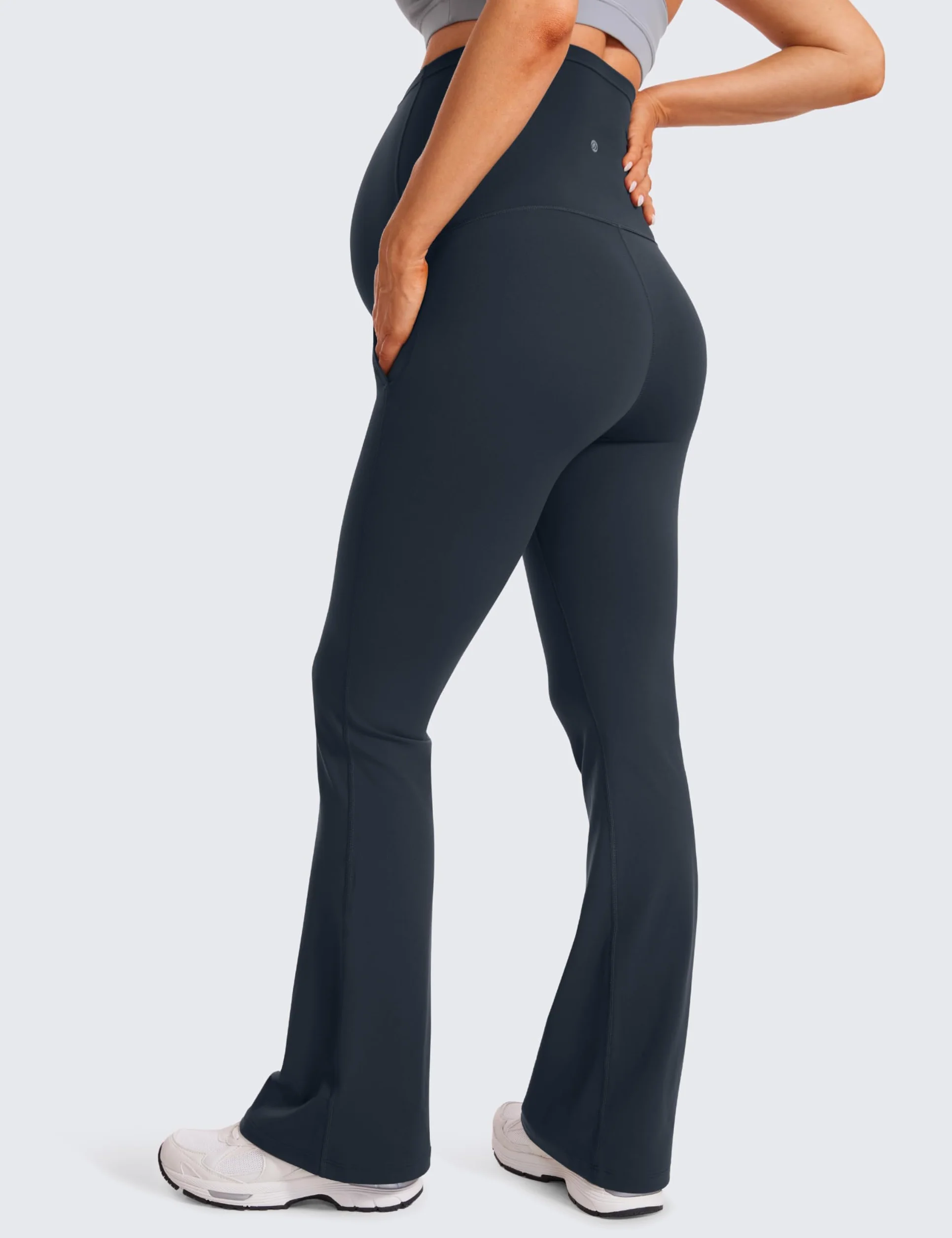 CRZ YOGA Damskie legginsy ciążowe Butterluxe z kieszeniami, rozkloszowane 31 cali – spodnie ciążowe do ćwiczeń i jogi, miękkie z odkrytym brzuchem