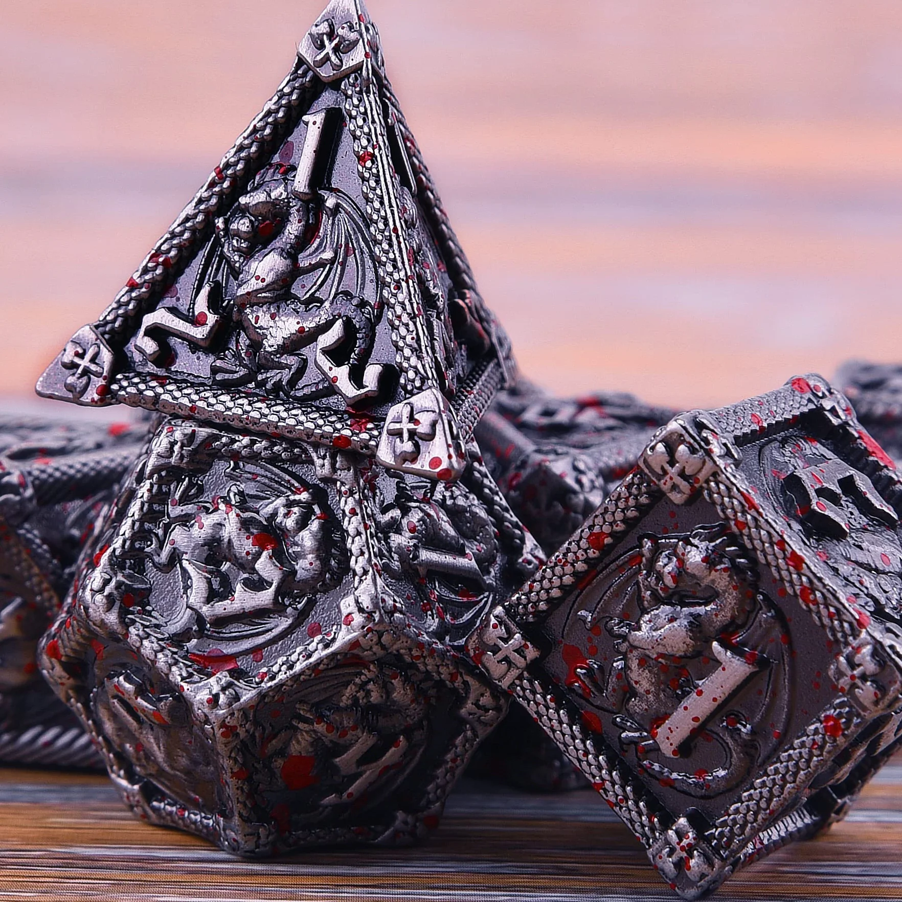 SIQUK 7-matrycowe metalowe kości do kości wielościennych DND z pudełkiem D20, D12, D10, D%, D8, D6, D4, zestaw do gry w lochy i smoki, RPG, MTG, gry planszowe (antyczne żelazo z rozpryskami krwi)