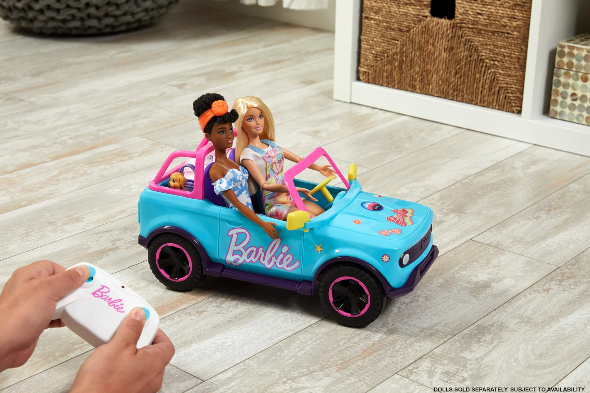 Hot Wheels RC Barbie SUV Pojazd zdalnie sterowany w skali 1:12 z miejscem na 2 lalki Barbie i naklejkami do personalizacji, HTP53