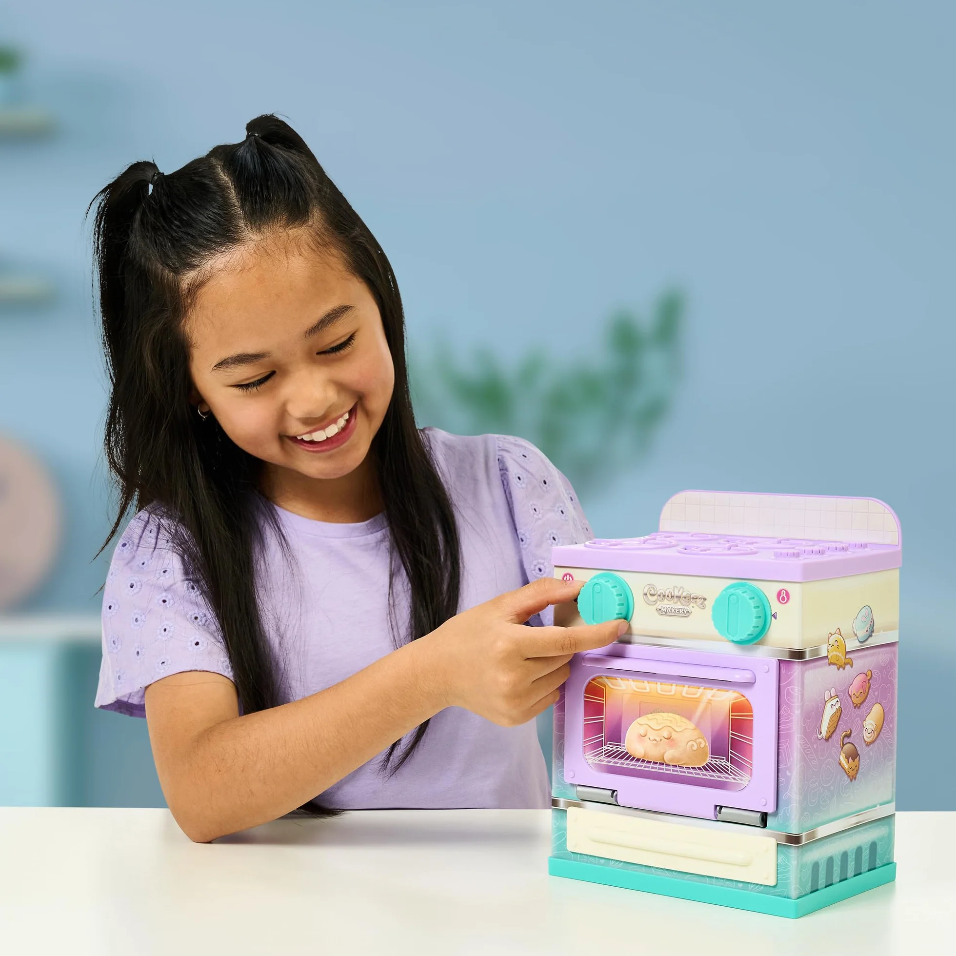 Cookeez Makery Lil' Bakez piekarnik, wymieszaj ciasto i zrób pachnącego zwierzaka niespodziankę w postaci cudownie pachnącej pluszowej zabawki (nieelektronicznej), piecz i zbieraj – style mogą się