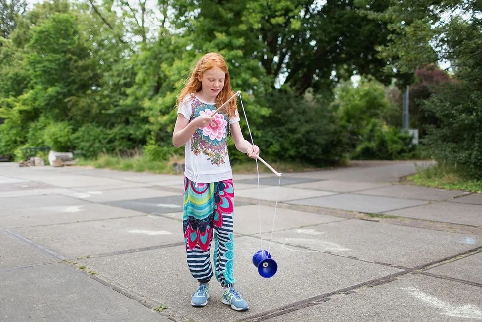 BS Toys Diabolo - zabawka cyrkowa - gra koordynacyjna - gra na zewnątrz - odpowiednie dla dzieci od 6 lat - drewniane patyczki - żonglerka niebieska płyta - 43 x 11 x 18 cm