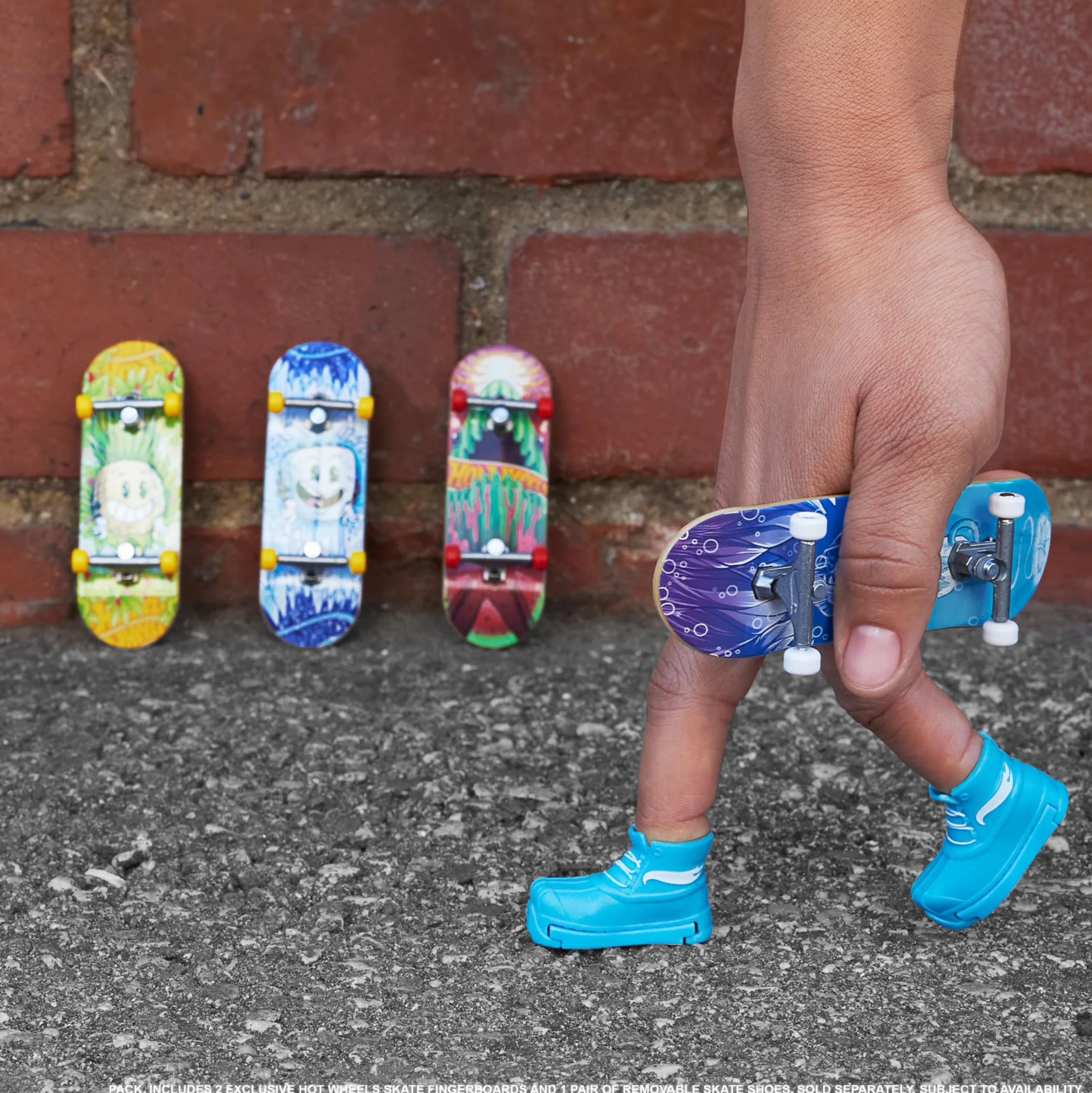 Hot Wheels Skate Skatebox z deskorolkami 2-pak zestawów zawierających 2 wyjątkowe deskorolki i 1 parę butów deskorolkowych w pojemnikach do przenoszenia, HWV21