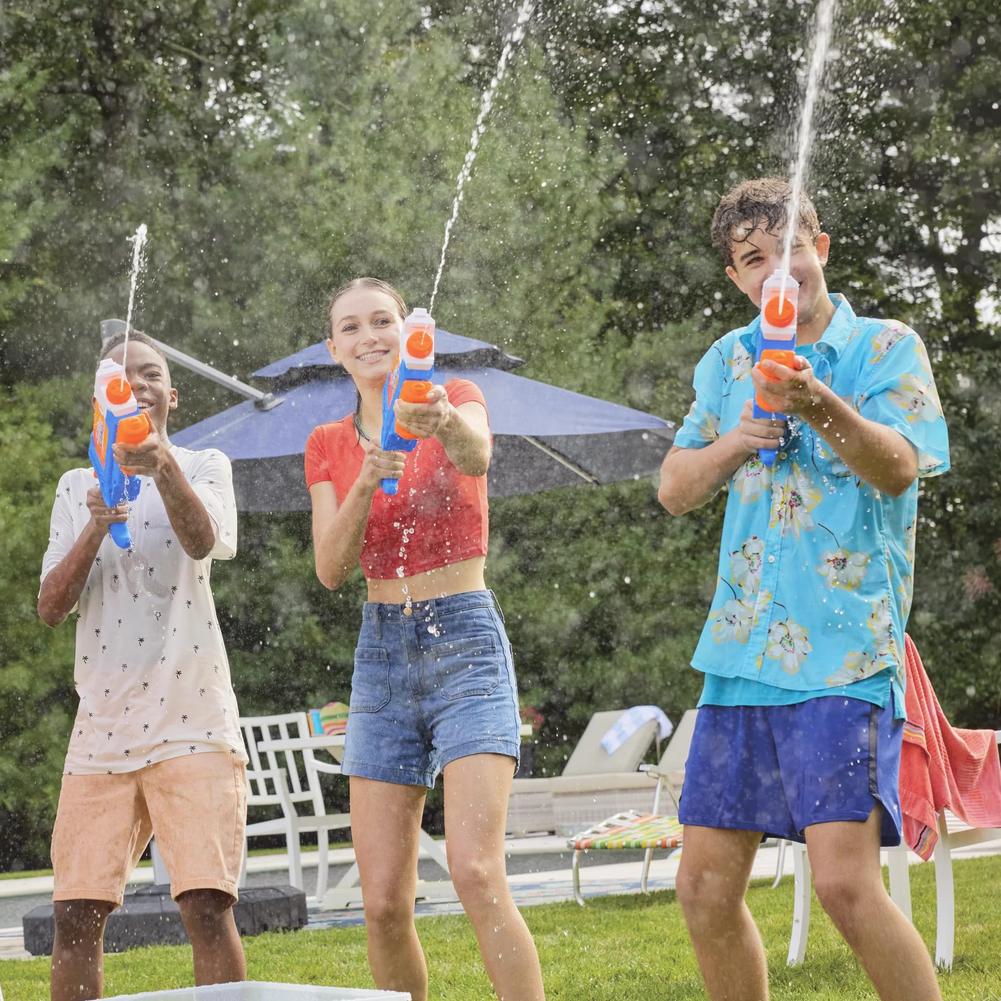 NERF Wyrzutnia wodna Nerf Super Soaker Flip Fill, 4 style polewania, szybkie napełnianie, zbiornik o pojemności 887 ml, wodne zabawki