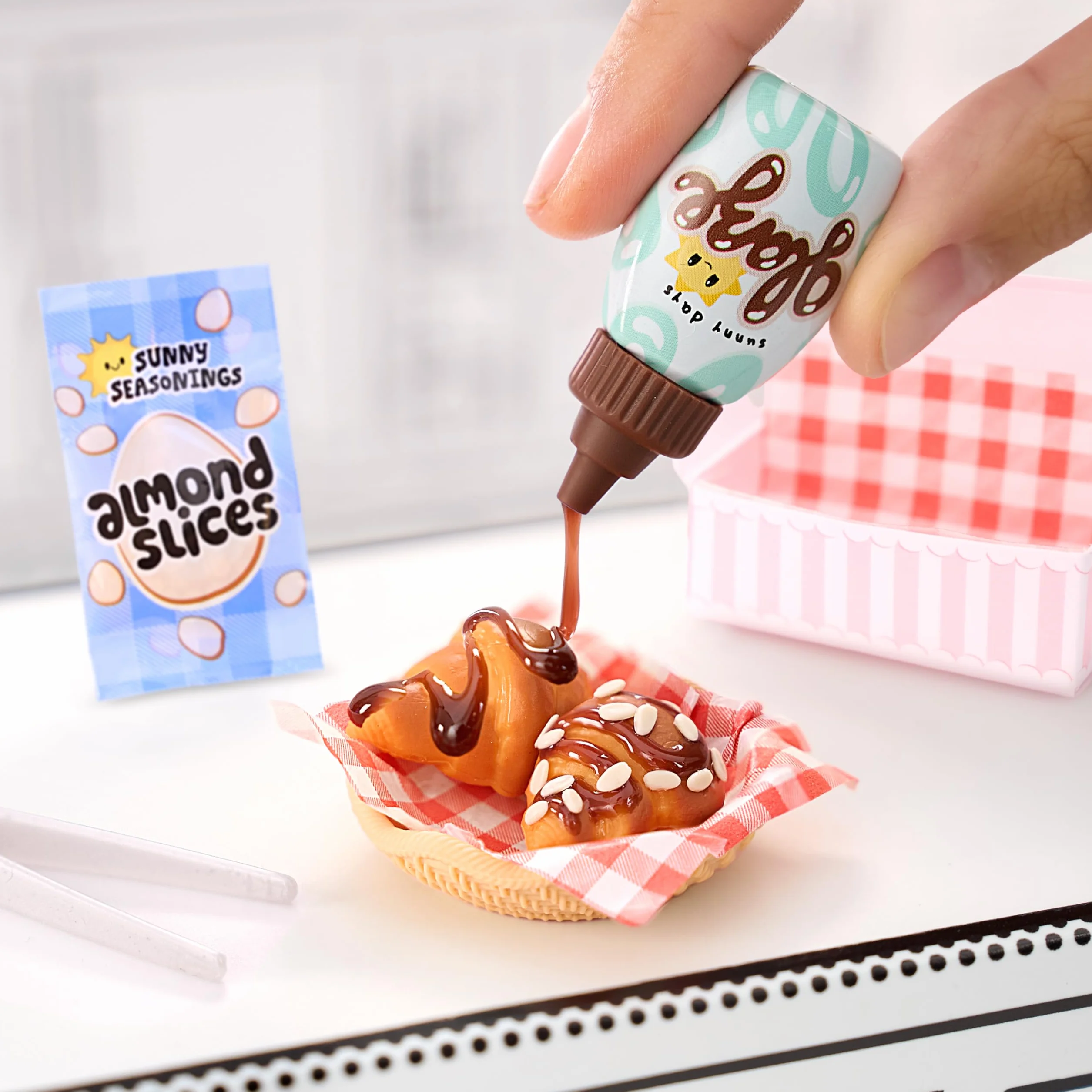 MGA's Miniverse Make It Mini Cafe Seria 4 - Mini przedmioty kolekcjonerskie, pudełko niespodzianka, majsterkowanie, zabawa żywicą, repliki żywności, dla kolekcjonerów i dzieci w wieku 8+, NIEJADALNE