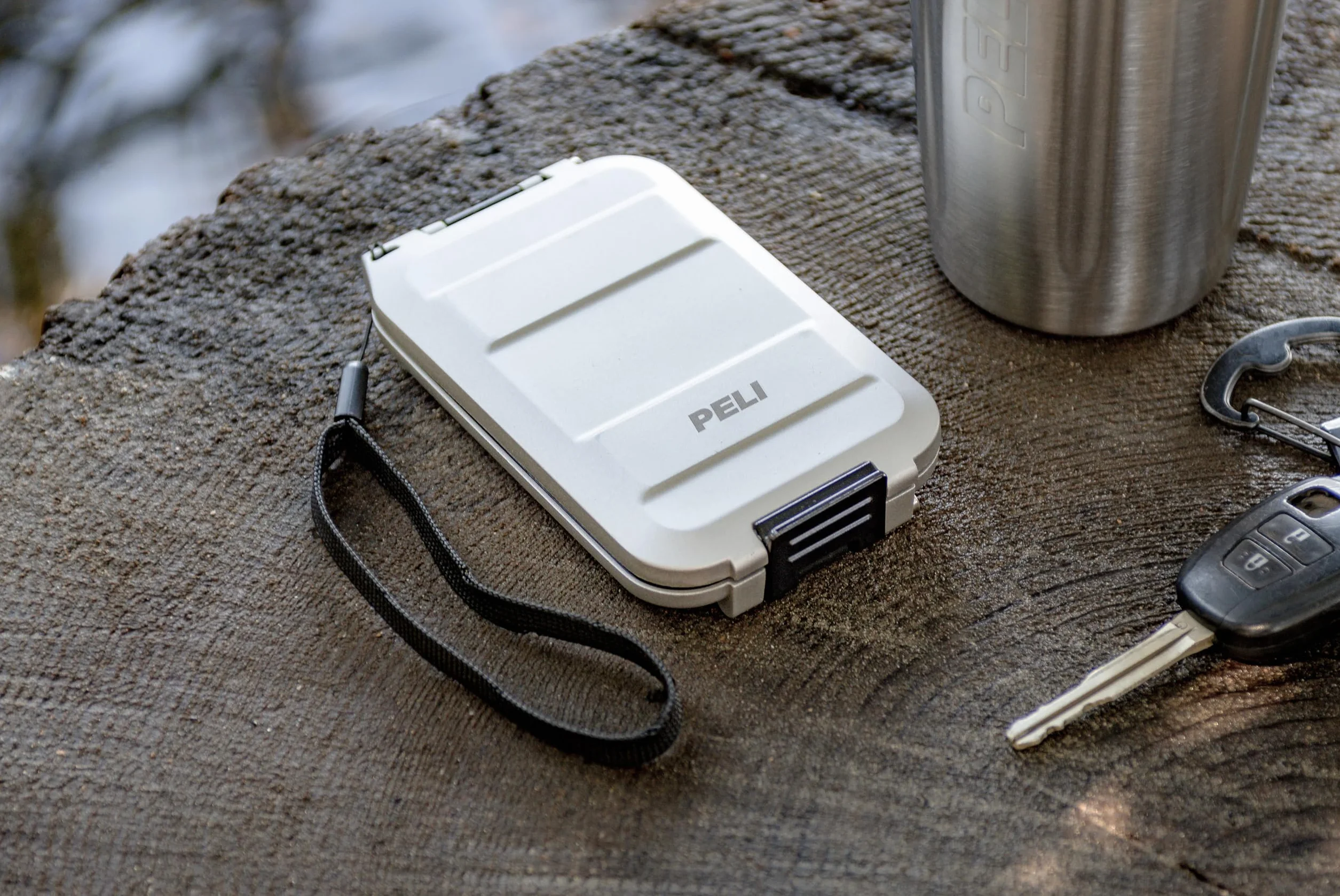 PELI Portfel z polem RF G5, anty-RFID, z ochroną przed hakowaniem i standardem wodoszczelności IP67, wyprodukowano w USA, Kolor: Srebrny
