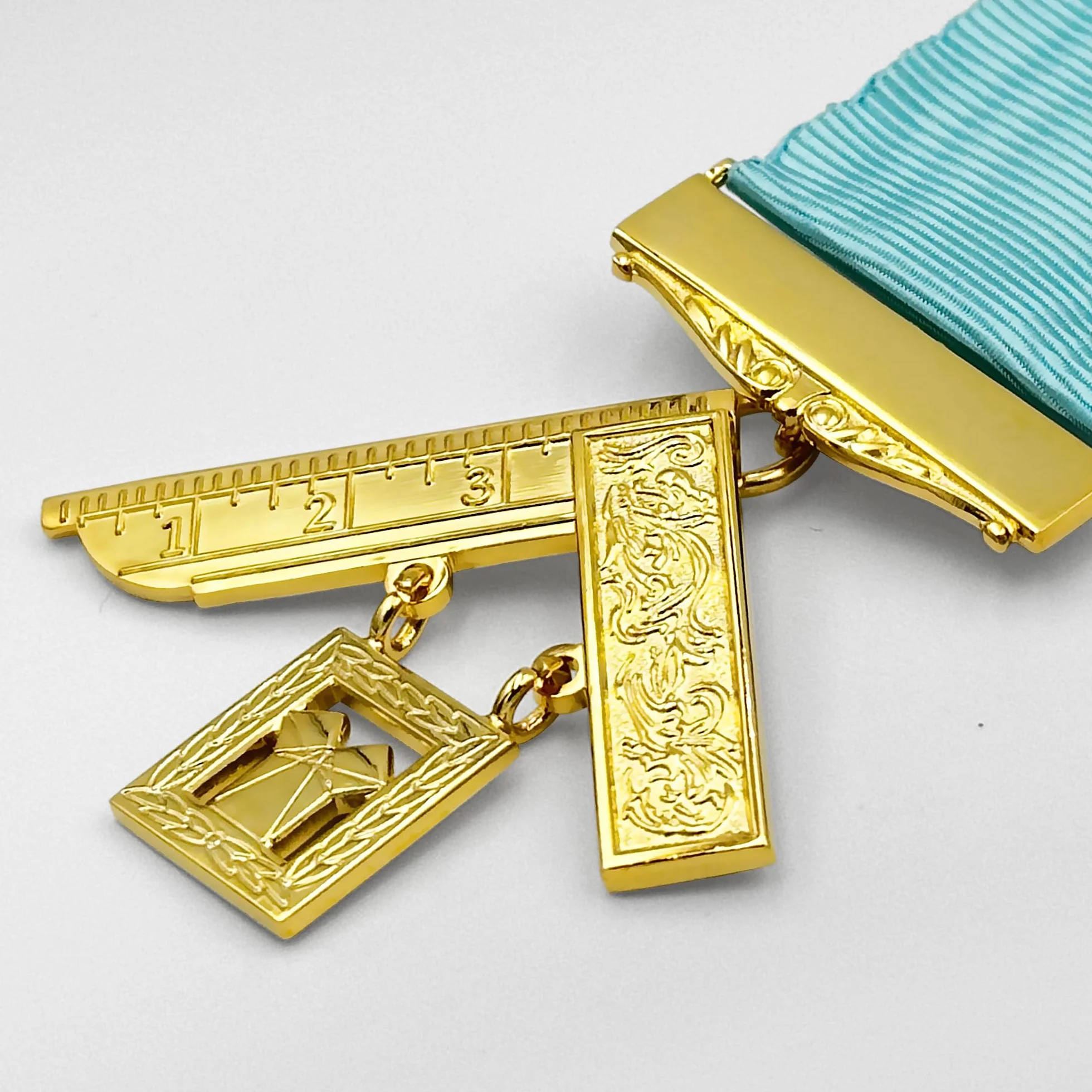 THE MASONIC COLLECTION - Klejnot na piersi z przeszłości mistrzów - z niebieską wstążką i pozłacaną powłoką - idealne masońskie akcesorium na prezent dla masonów, Brąz, Bez kamieni szlachetnych