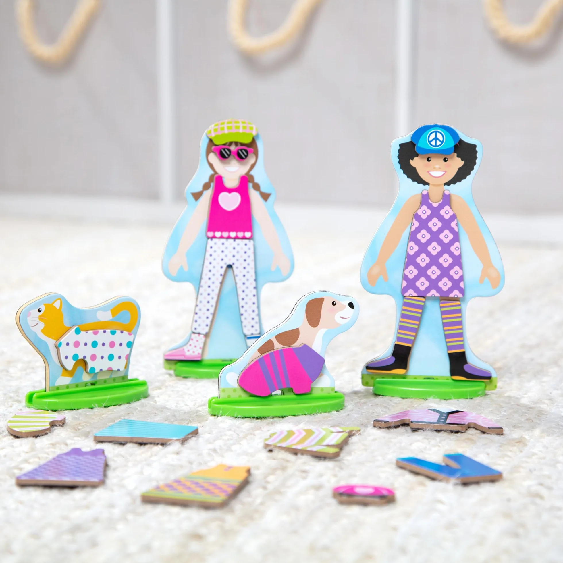 Melissa & Doug – zabawkowy zestaw do zabawy z odgrywaniem ról: magnetyczne przebieranki, drewniane laleczki, najlepsze przyjaciółki (78 elementów)
