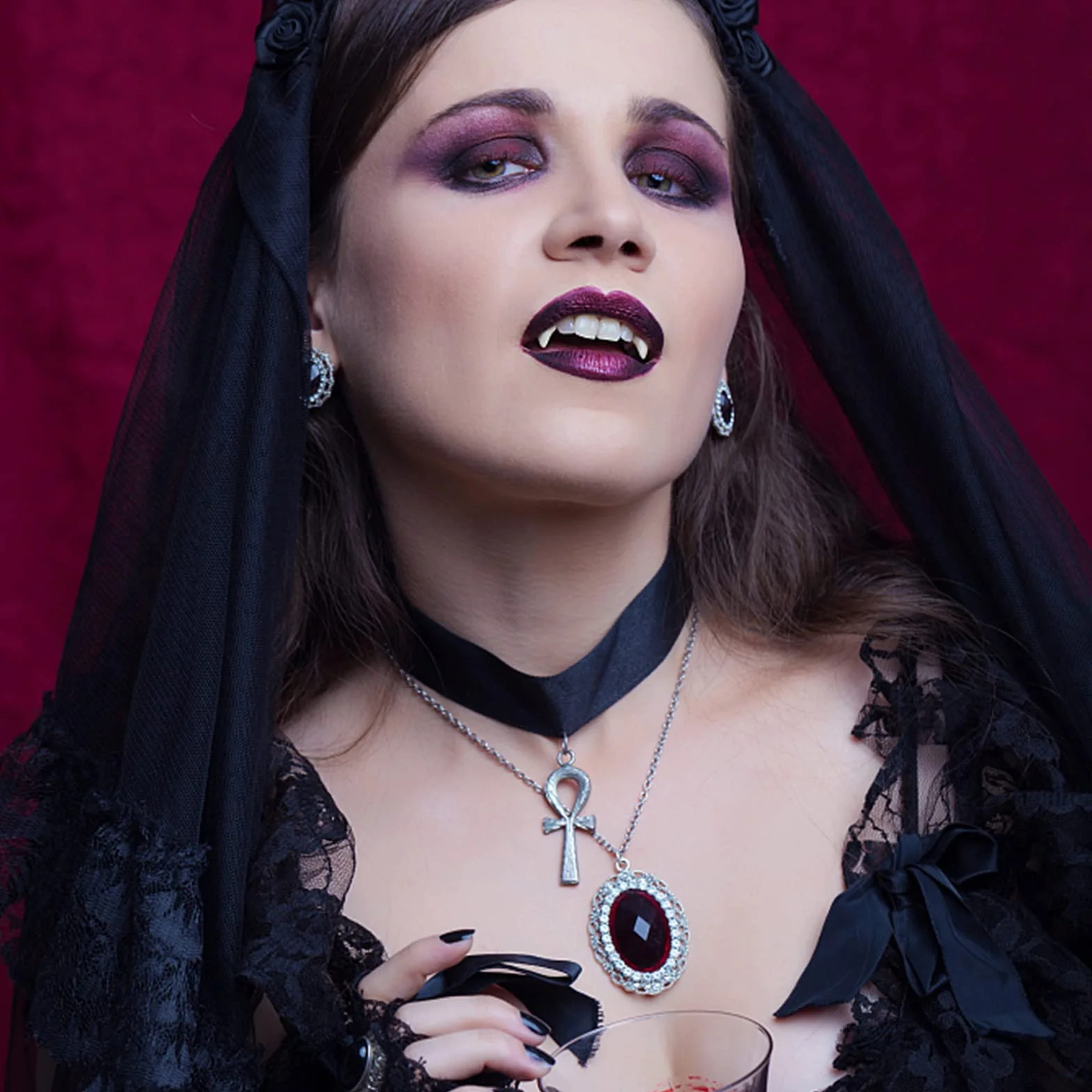 Zestaw 5 sztuk zębów wampira 4 rozmiary Niestandardowe kły wampira Sztuczne protezy zębowe z 1 rurką kleju w granulkach do zębów na Cosplay Party Halloween Party Rekwizyty zębowe