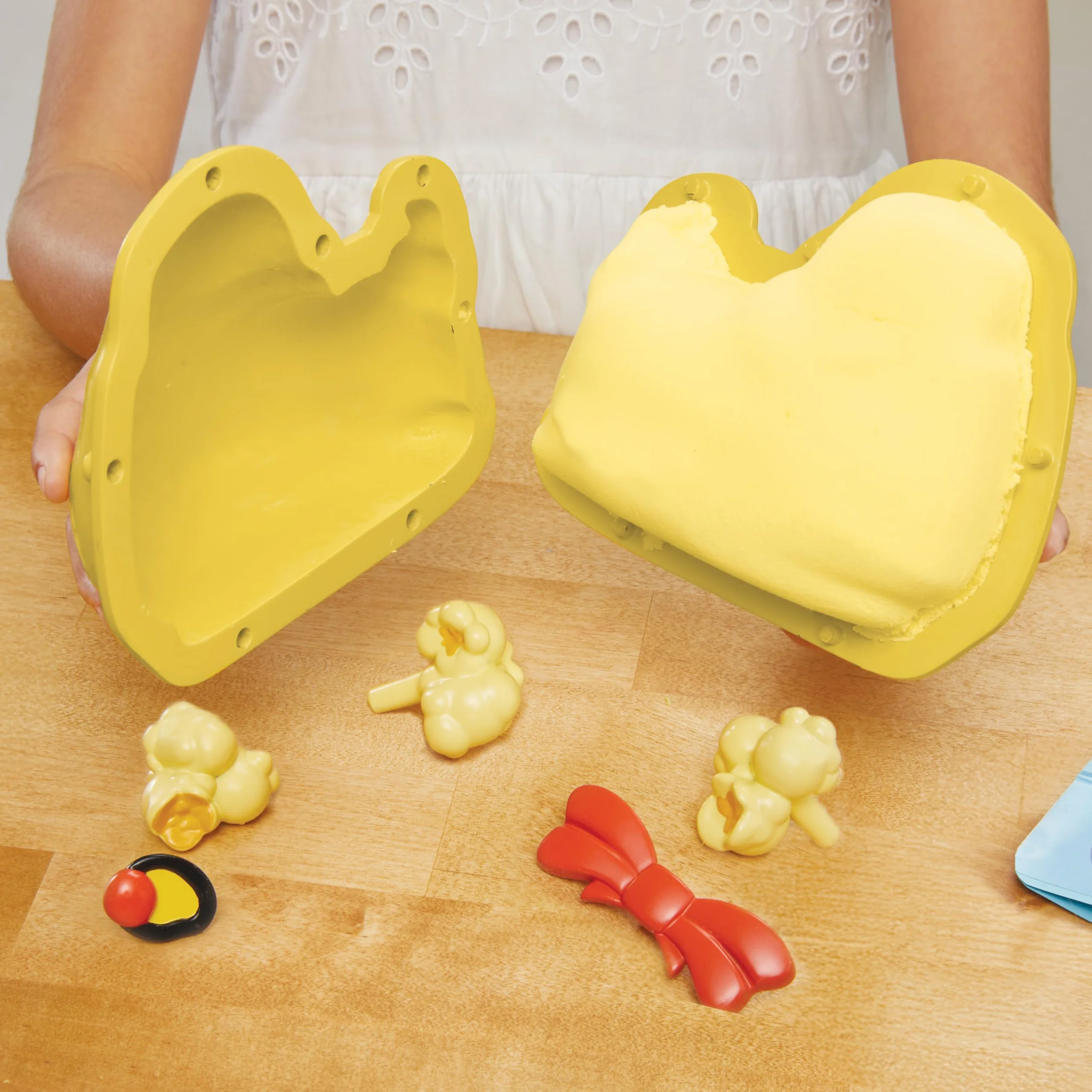 Little Tikes Creative Chefs Bluey Duck Cake Kit – Zestaw do Zabawy w Gotowanie z Masą Make It Mix i 15 Realistycznymi Akcesoriami, NIEJADALNY, Odpowiedni dla Dziewczynek i Chłopców od 3 Roku Życia