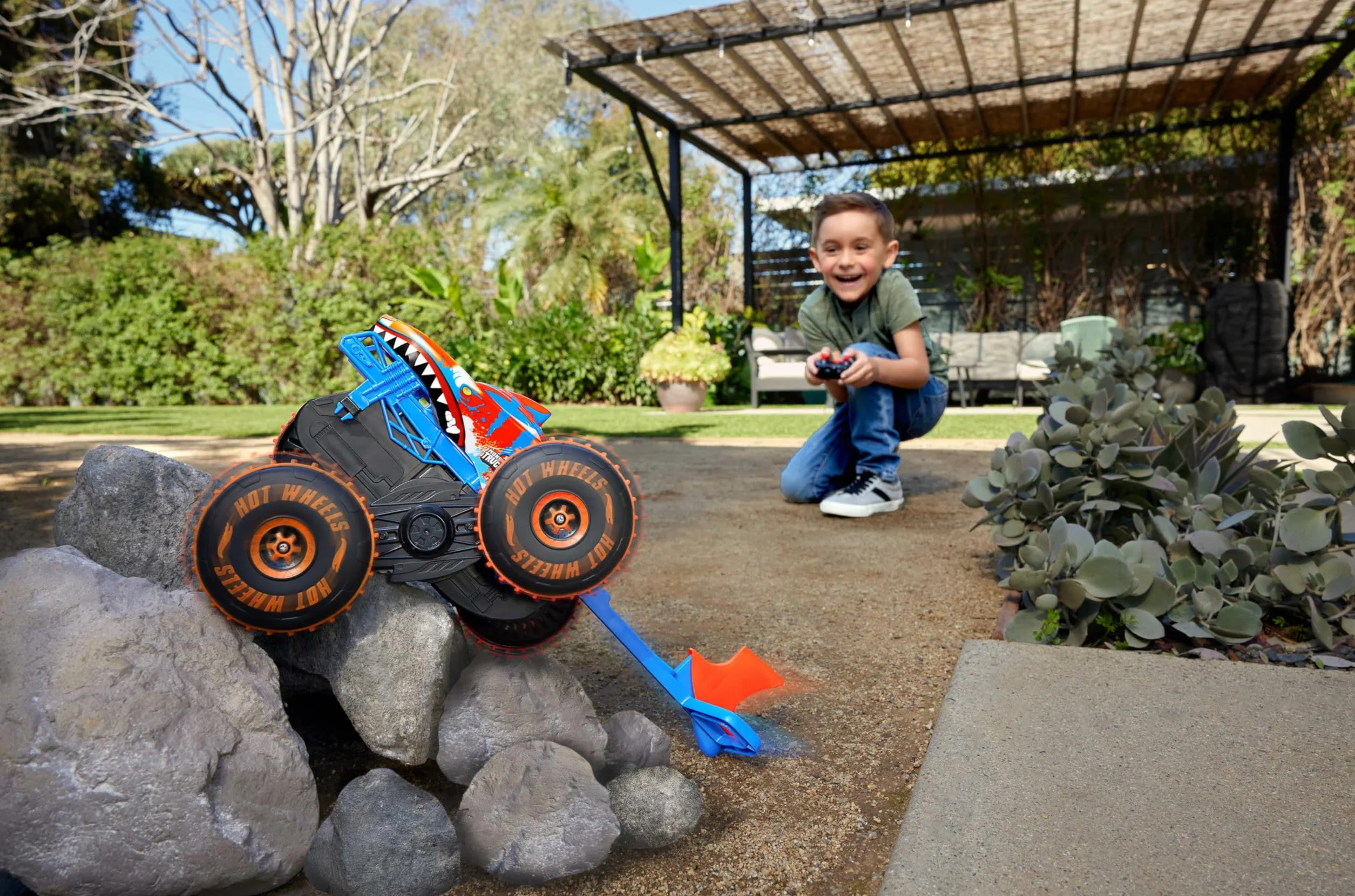 Hot Wheels Monster Trucks RC Tiger Shark Wspinacz Duży pojazd zdalnie sterowany z 3 trybami zabawy do wyścigów, wspinaczki i popisów kaskaderskich, zabawka rajdowa dla dzieci, JFR39